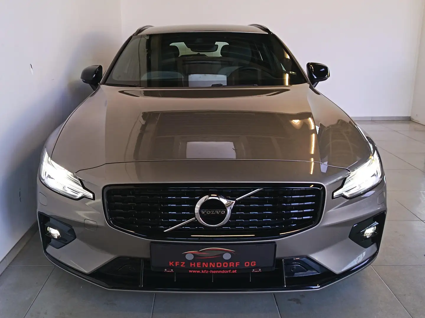 Volvo V60 B4 R-Design Aut. Grau - 2