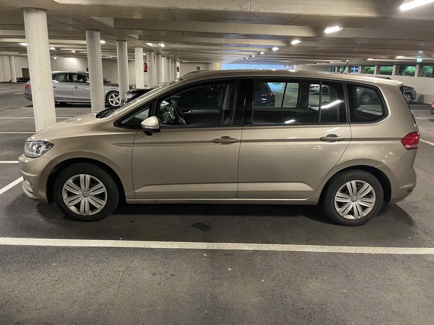 Volkswagen Touran Touran Edition 1,6 SCR TDI Trendline Gold - 2