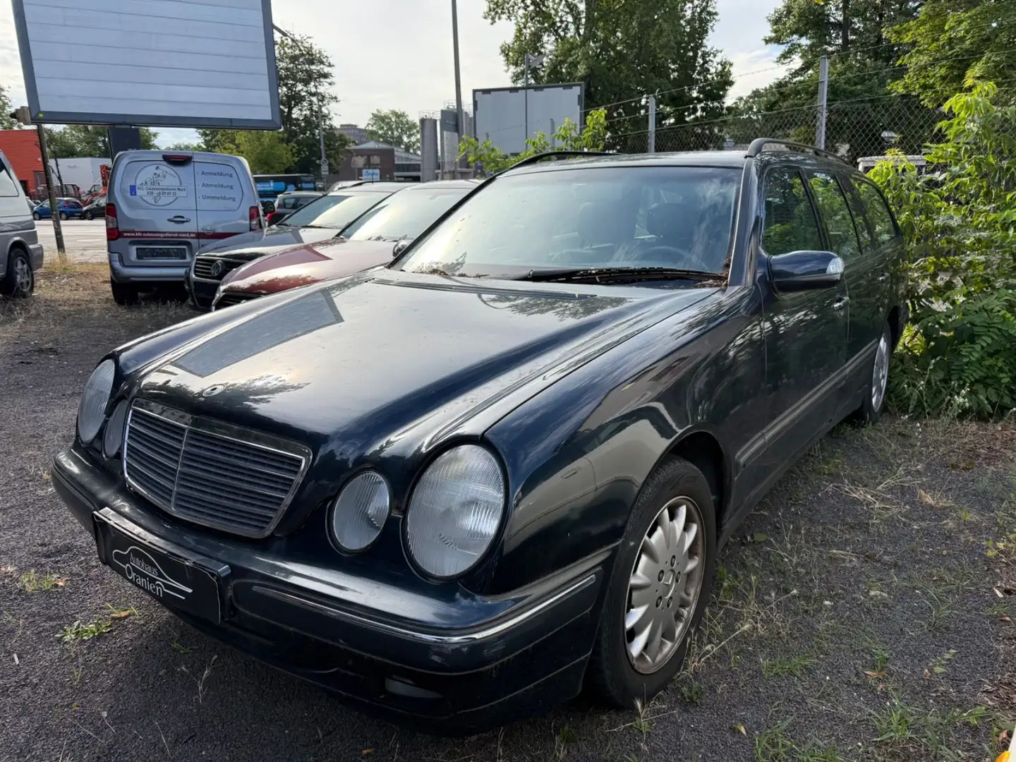 Mercedes-Benz E 240 T AVANTGARDE,AUT,KLIMA,SSD,STANDH.TÜV 7/25 Zwart - 1