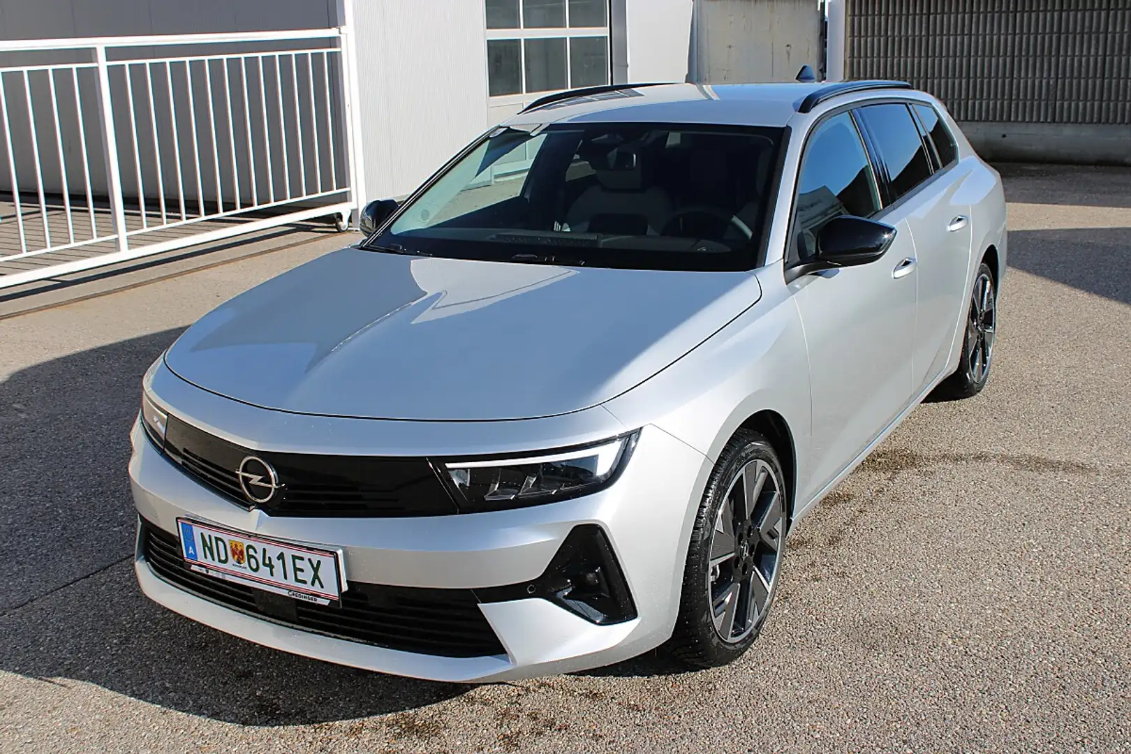 Opel Astra ST Elektro 54kWh Edition Silber - 1