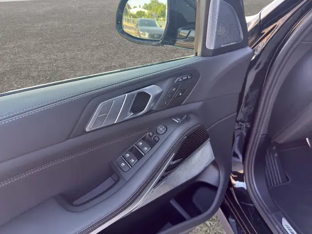BMW X7 view 9