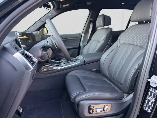 BMW X7 view 8