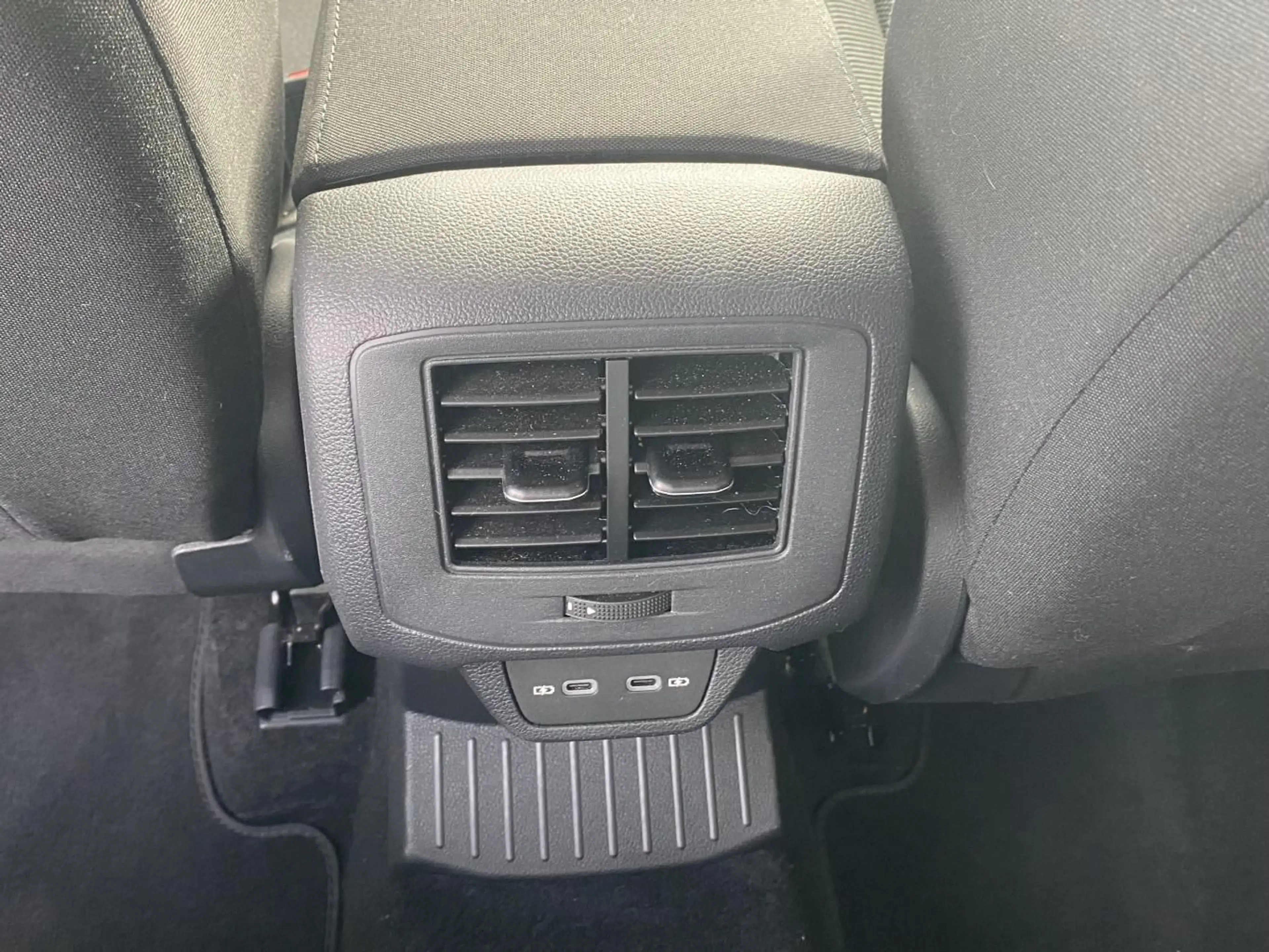 Volkswagen T-Roc 1.5 TSI DSG LIFE AHK+APP-CONNECT+VIRTUAL-C — photo 12