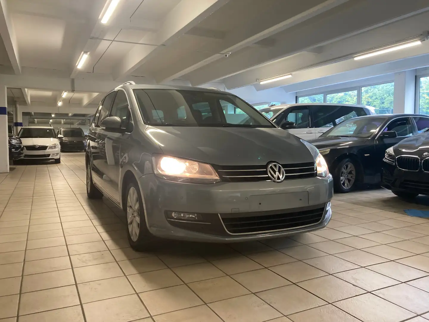 Volkswagen Sharan 2.0 TDI Highline BMT DSG, Leder, Navi Gris - 2