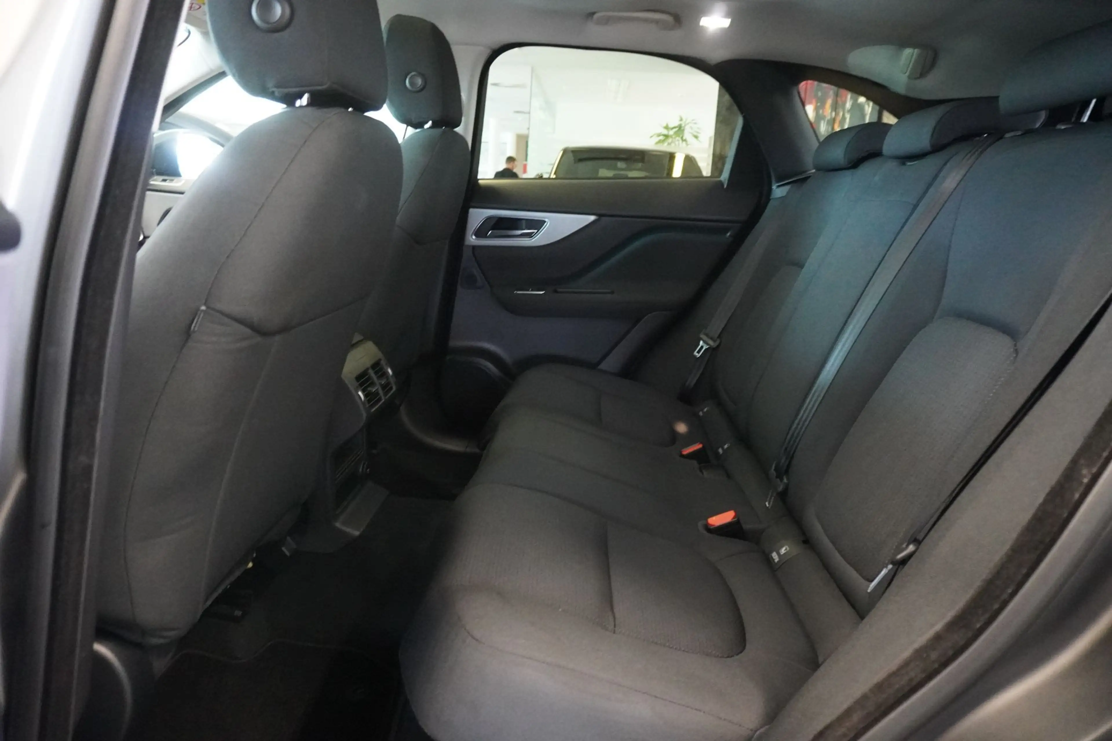 Jaguar F-Pace 20d AWD Prestige Aut Kamera/Panorama — photo 10