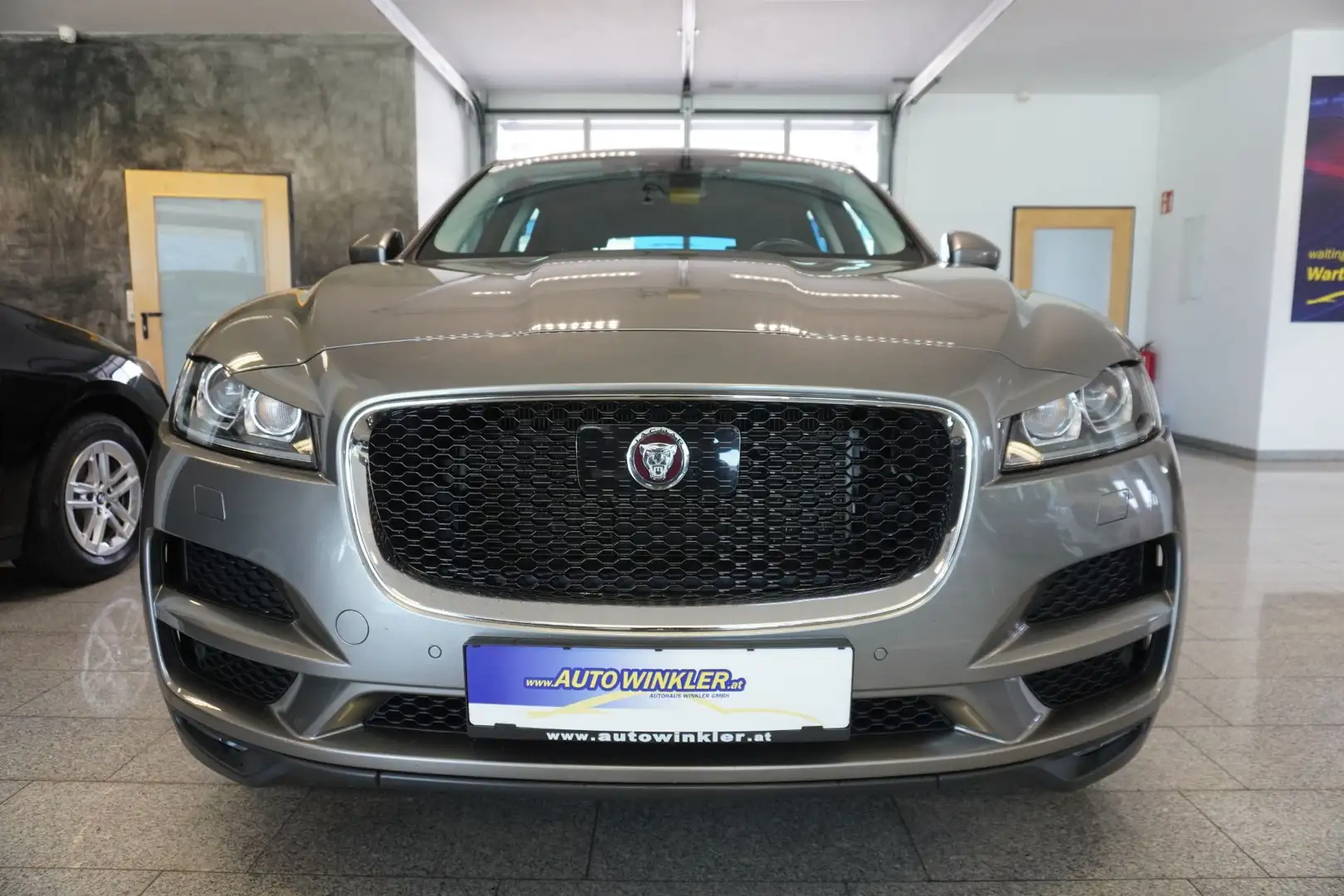 Jaguar F-Pace 20d AWD Prestige Aut Kamera/Panorama Silber - 2
