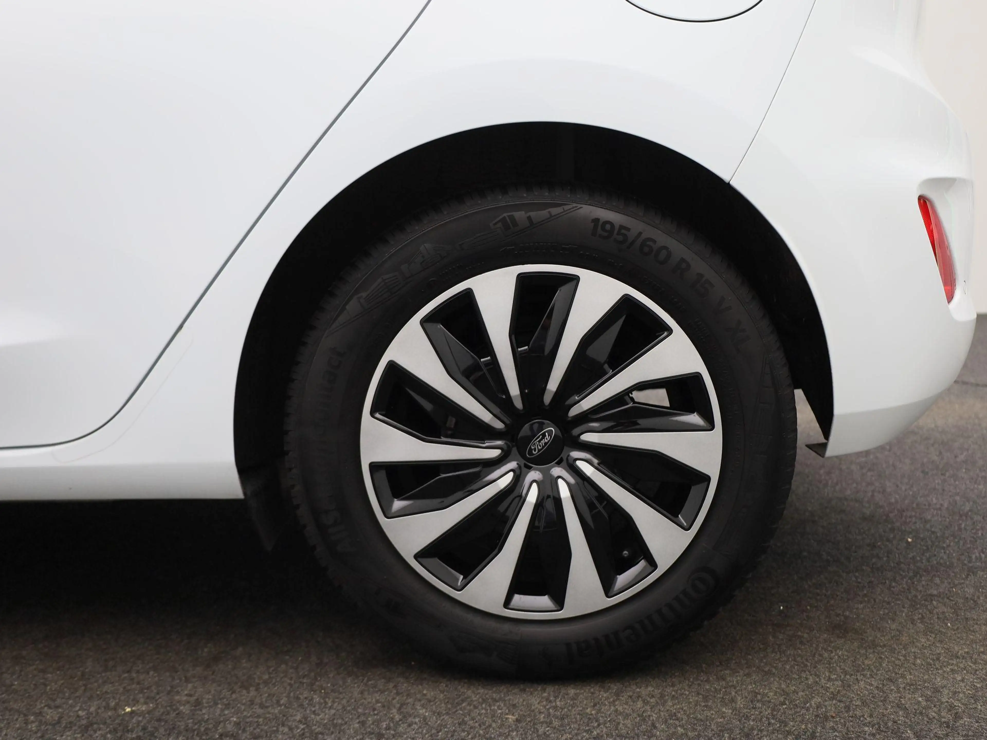 Ford Fiesta 1.0 EcoBoost Hybrid Titanium — photo 13