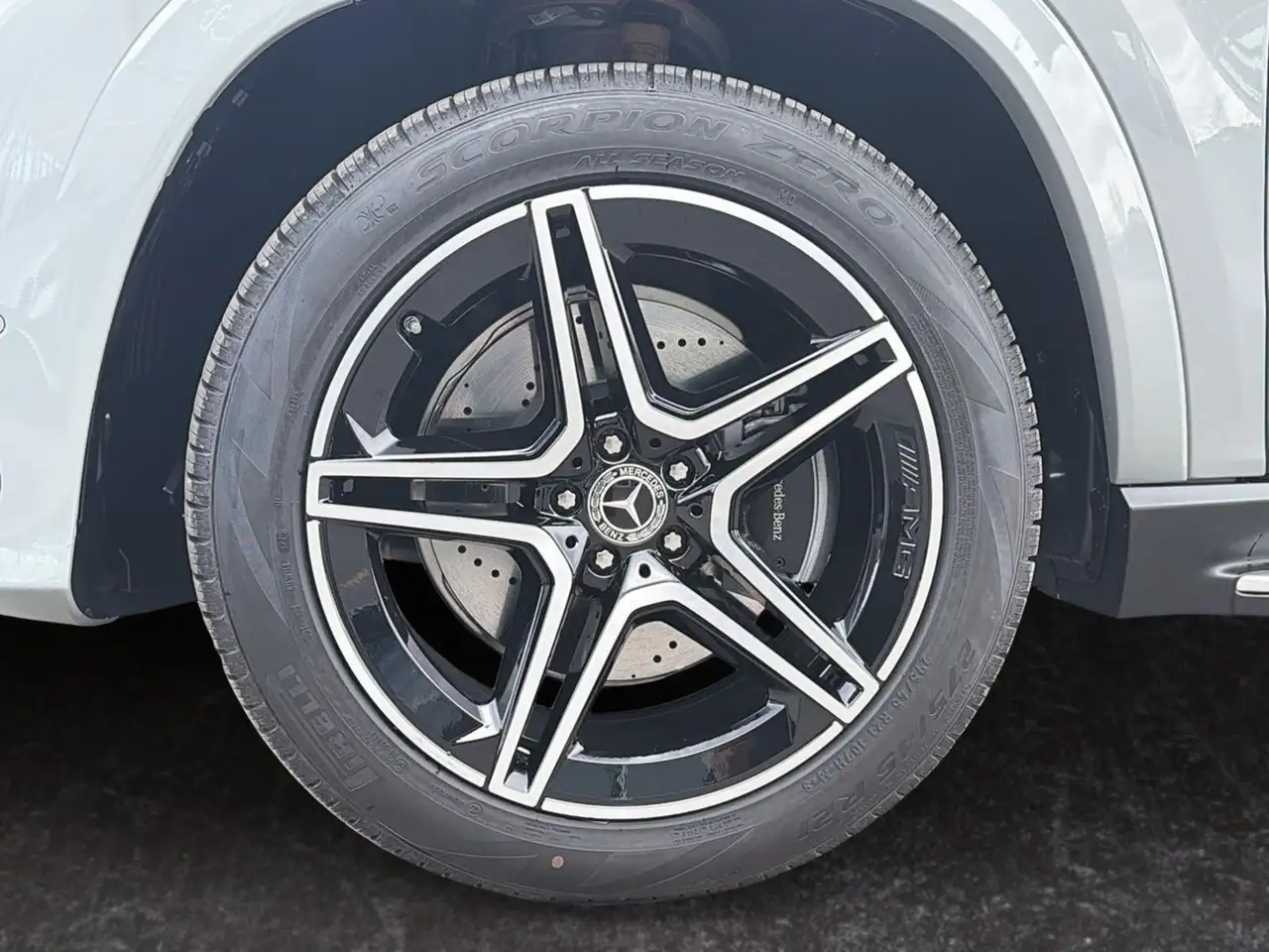 Mercedes-Benz GLS снимка Mercedes-Benz GLS
