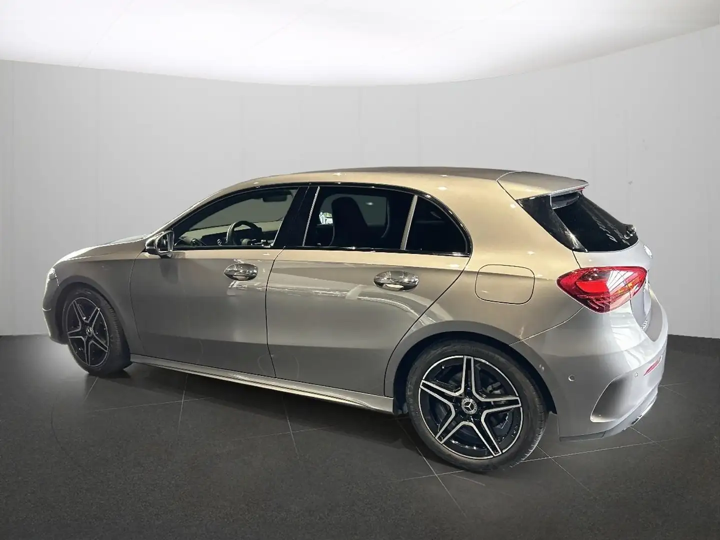 Mercedes-Benz A 200 AMG LINE + CARPLAY + NIGHTPAKKET + SENSOREN + CAME Grijs - 2