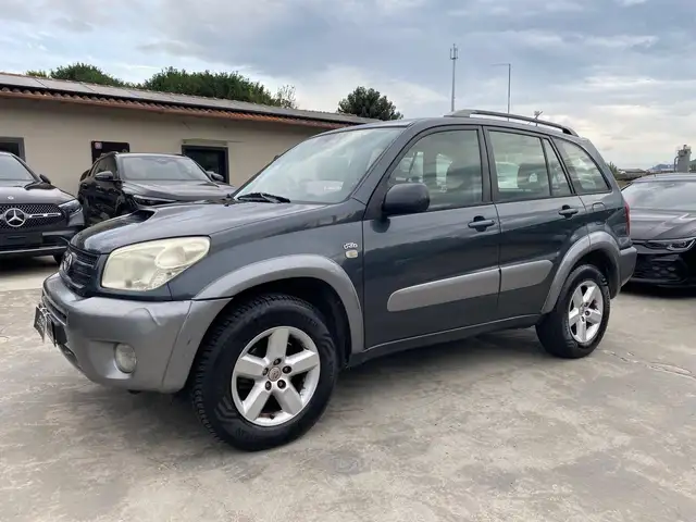 Toyota Rav4 view 3
