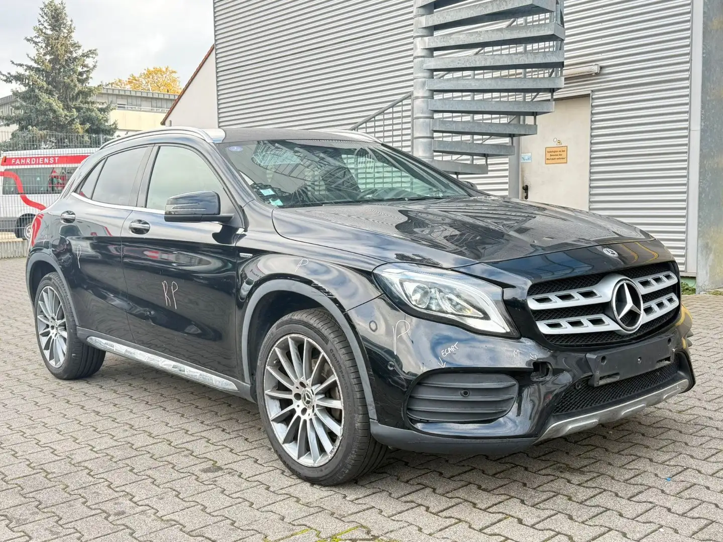 Mercedes-Benz GLA 180 Nightfall *AMG*LED*NAVI*KEYLESS*KAMERA Black - 2