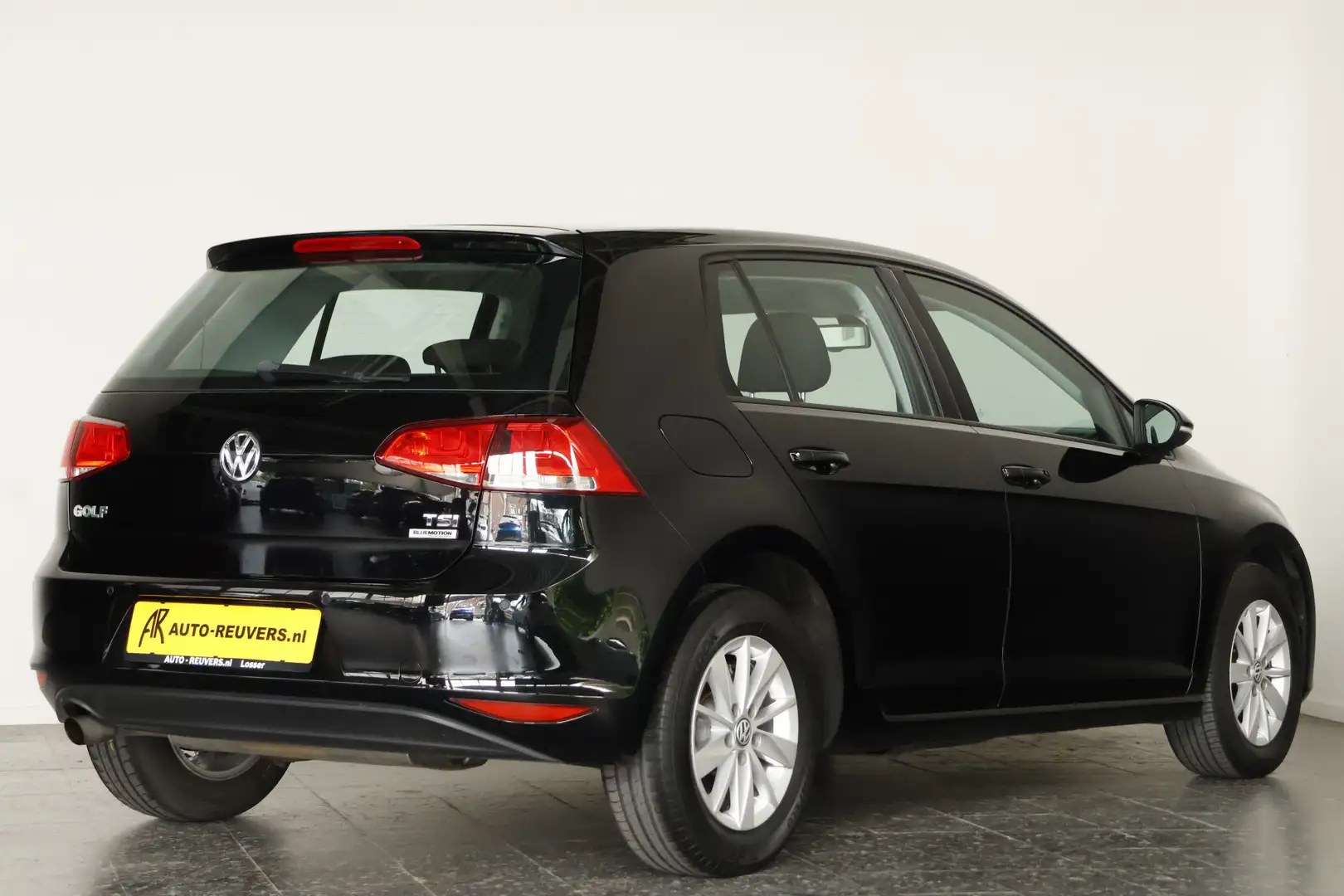 Volkswagen Golf 1.2 TSI Trendline / Airco / 5 deurs / PDC Zwart - 2