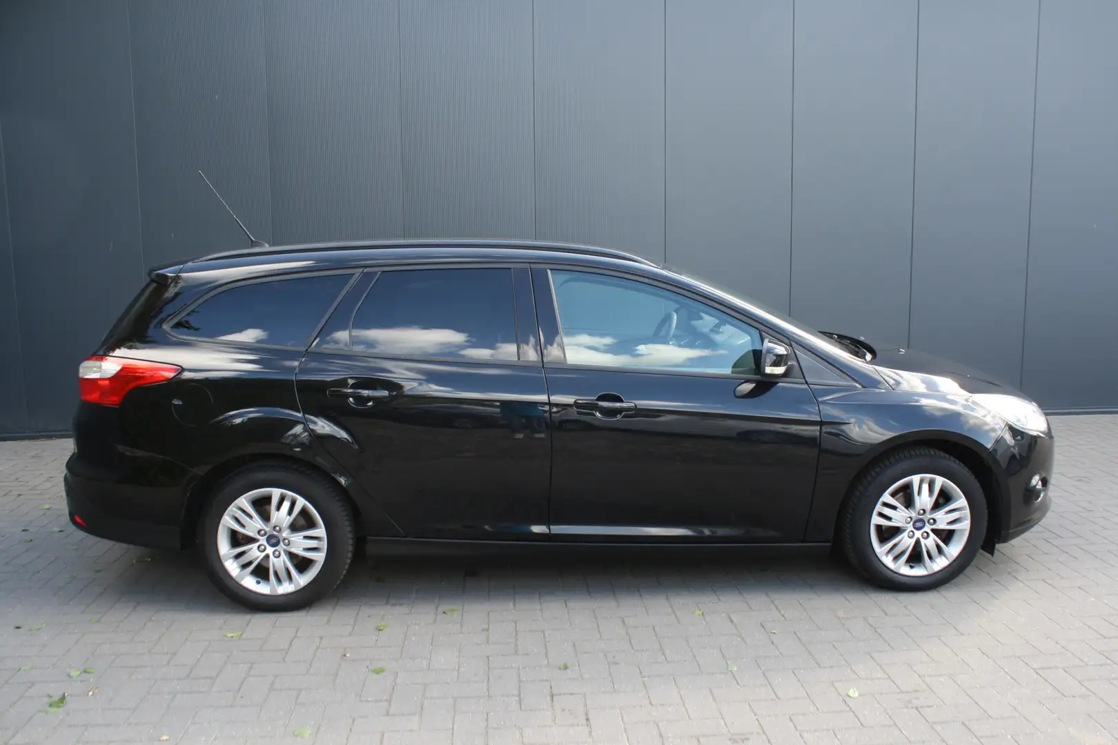 Ford Focus Wagon 1.0 EcoBoost Titanium - AIRCO - TREKHAAK - P Zwart - 2
