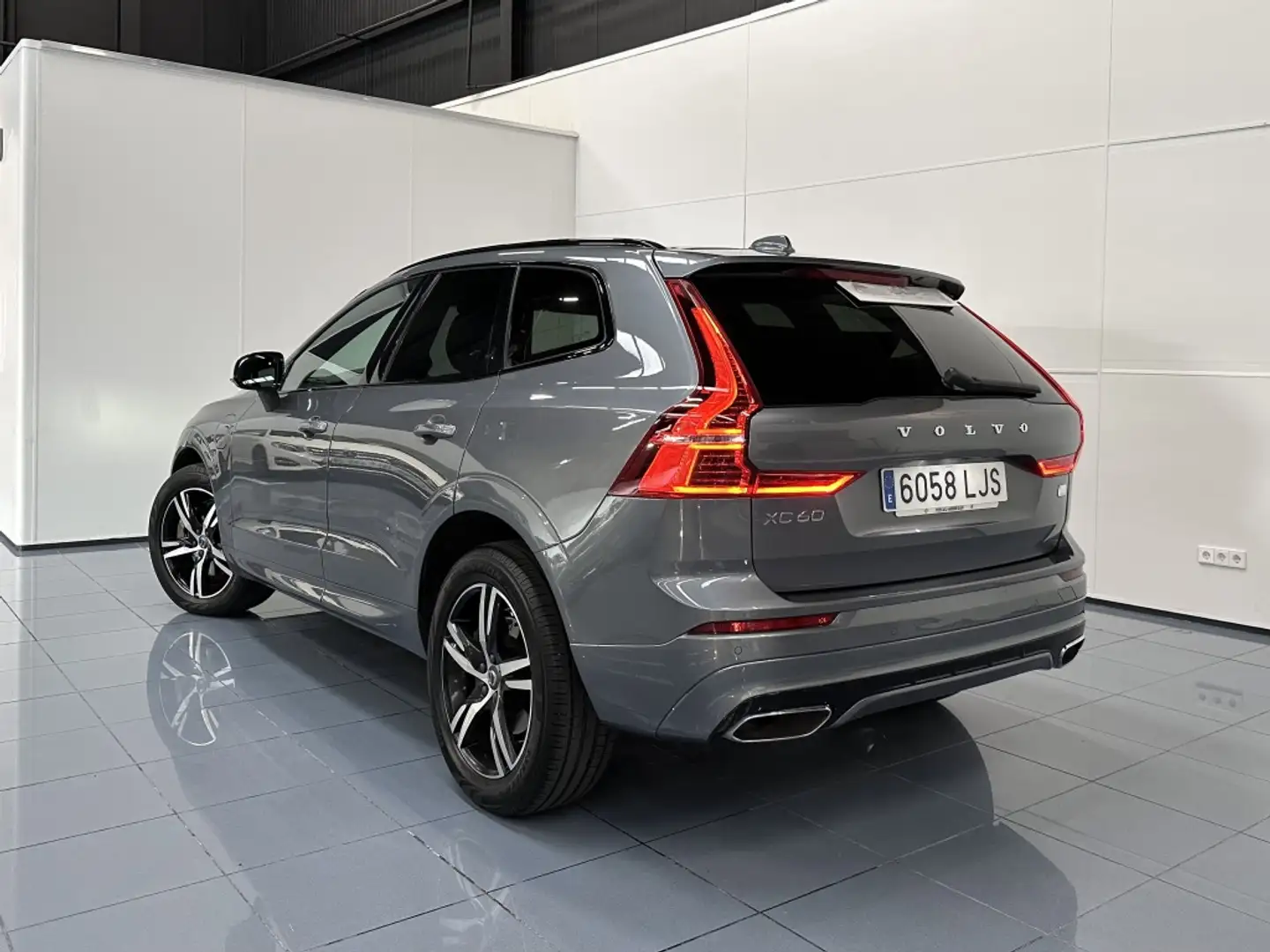 Volvo XC60 T6 Twin Recharge R-Design Grau - 2