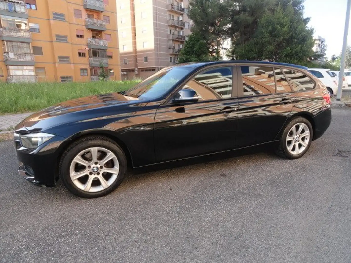 BMW 320 320d Touring Business auto Noir - 1