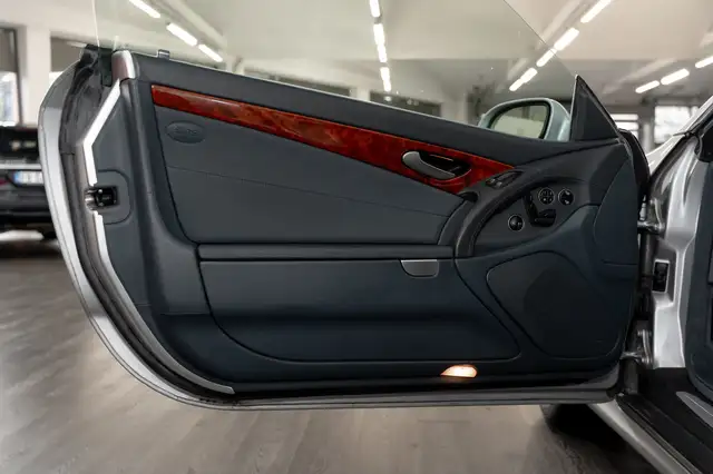 Mercedes-Benz SL view 11