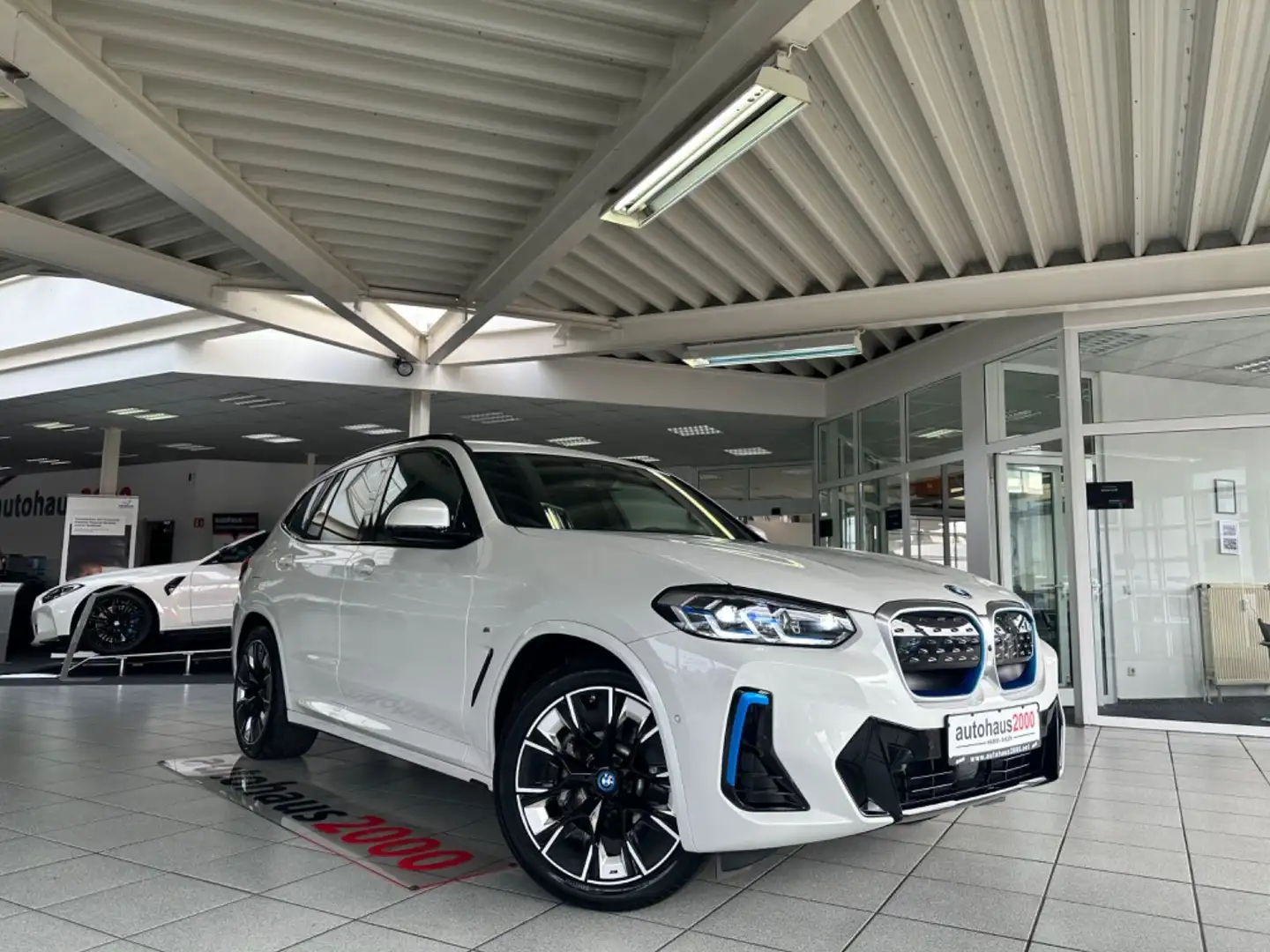 BMW iX3 M Sport Impressive LASER/HUD/360°/PANO./AHK Weiß - 1