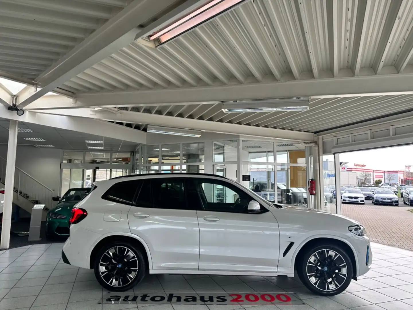 BMW iX3 M Sport Impressive LASER/HUD/360°/PANO./AHK Weiß - 2