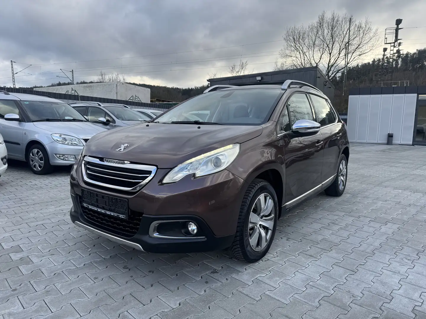 Peugeot 2008 Allure 1,6 e-HDi Automatik / Klimaautomatik Braun - 1