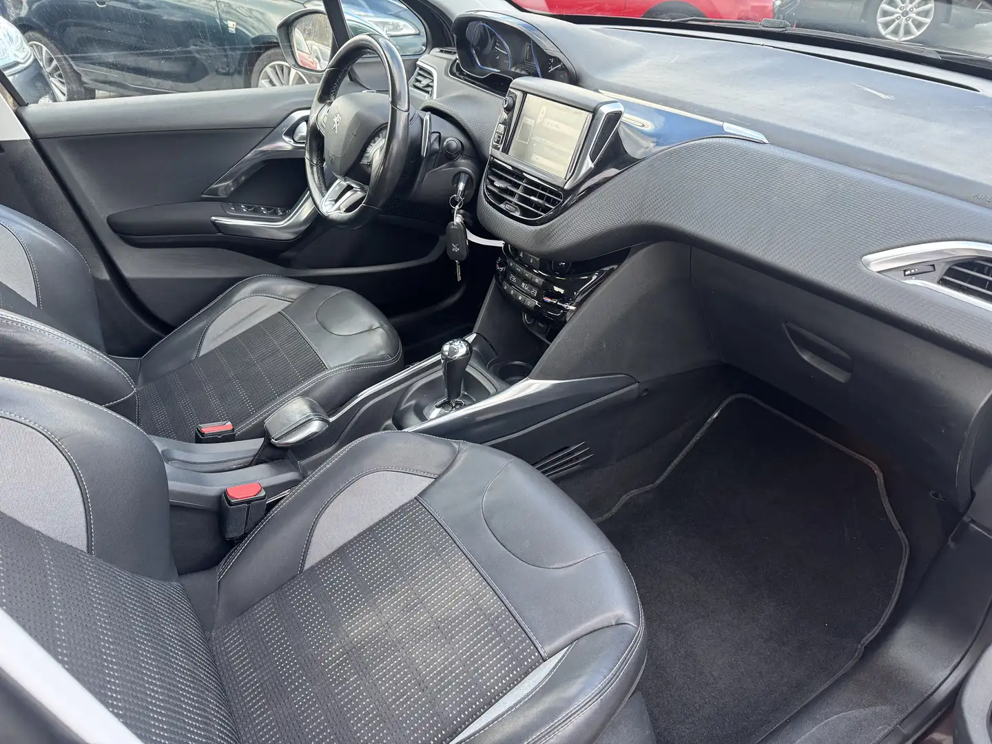 Peugeot 2008 Allure 1,6 e-HDi Automatik / Klimaautomatik Braun - 2