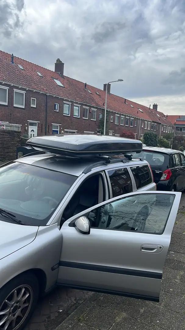 Volvo V70 2.4 Comfort Line Grijs - 2