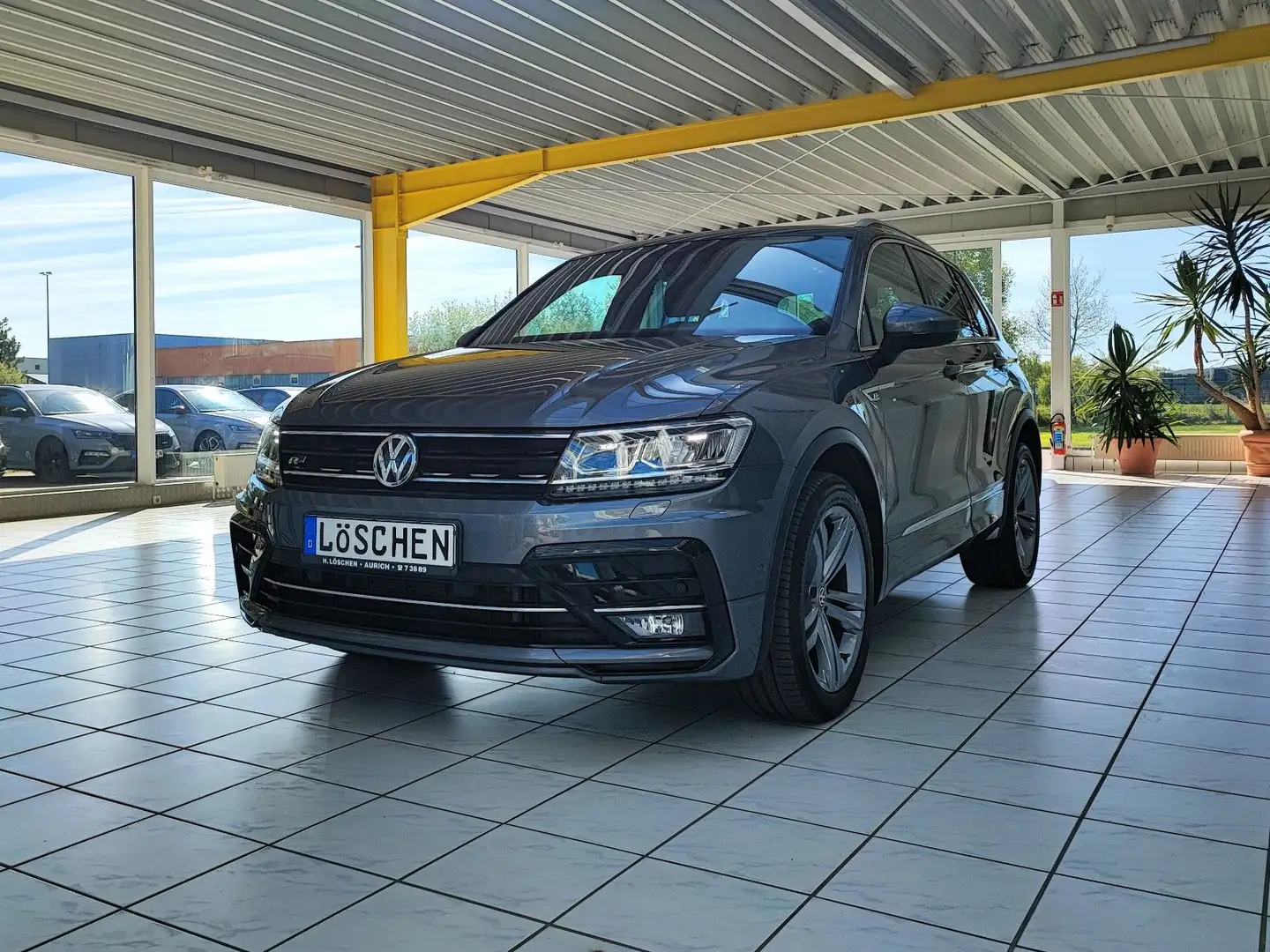 Volkswagen Tiguan Highline R-Line 4Motion Panorama AHK Grau - 2