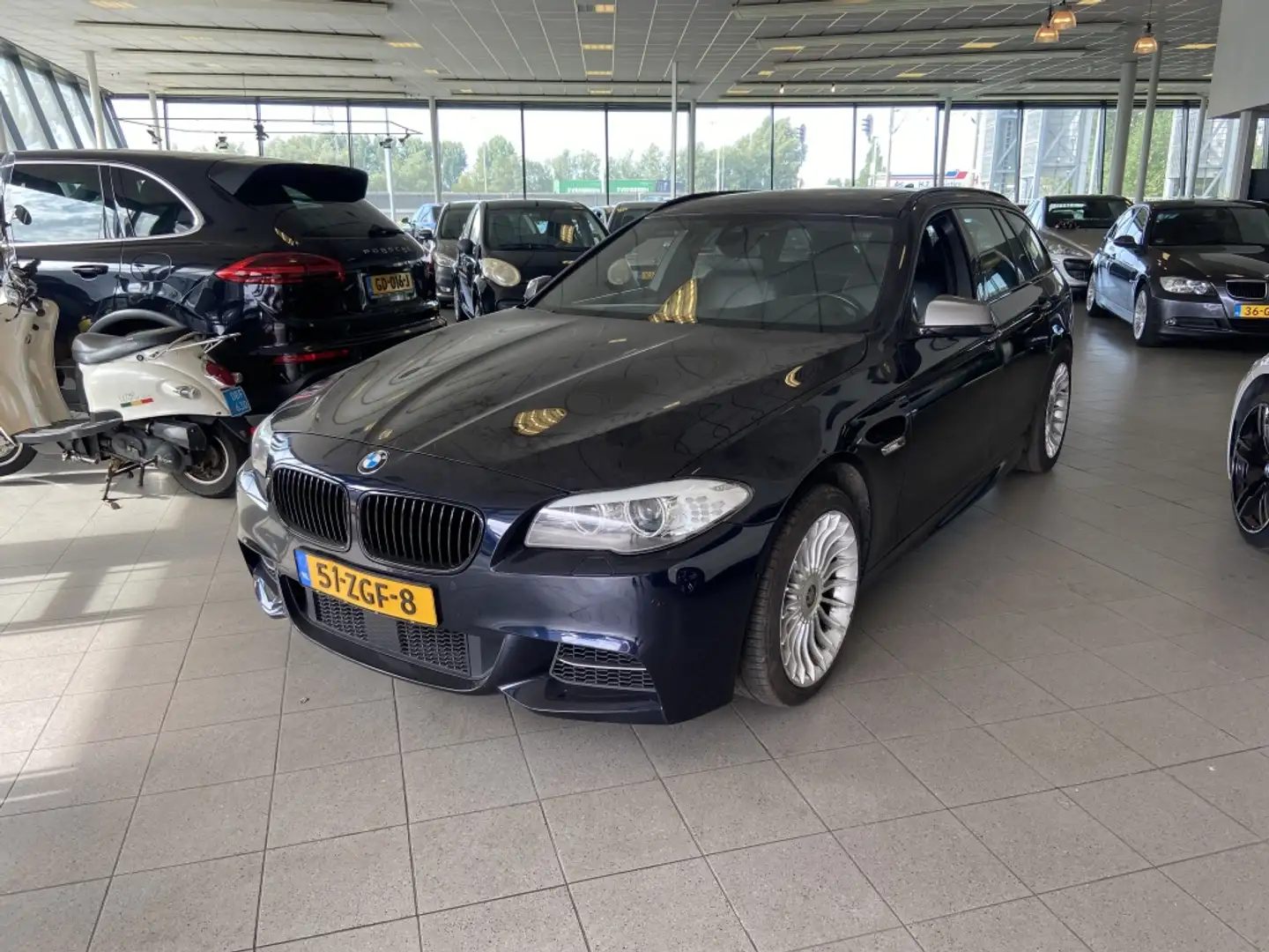 BMW M550 5-serie Touring M550xd Zwart - 2