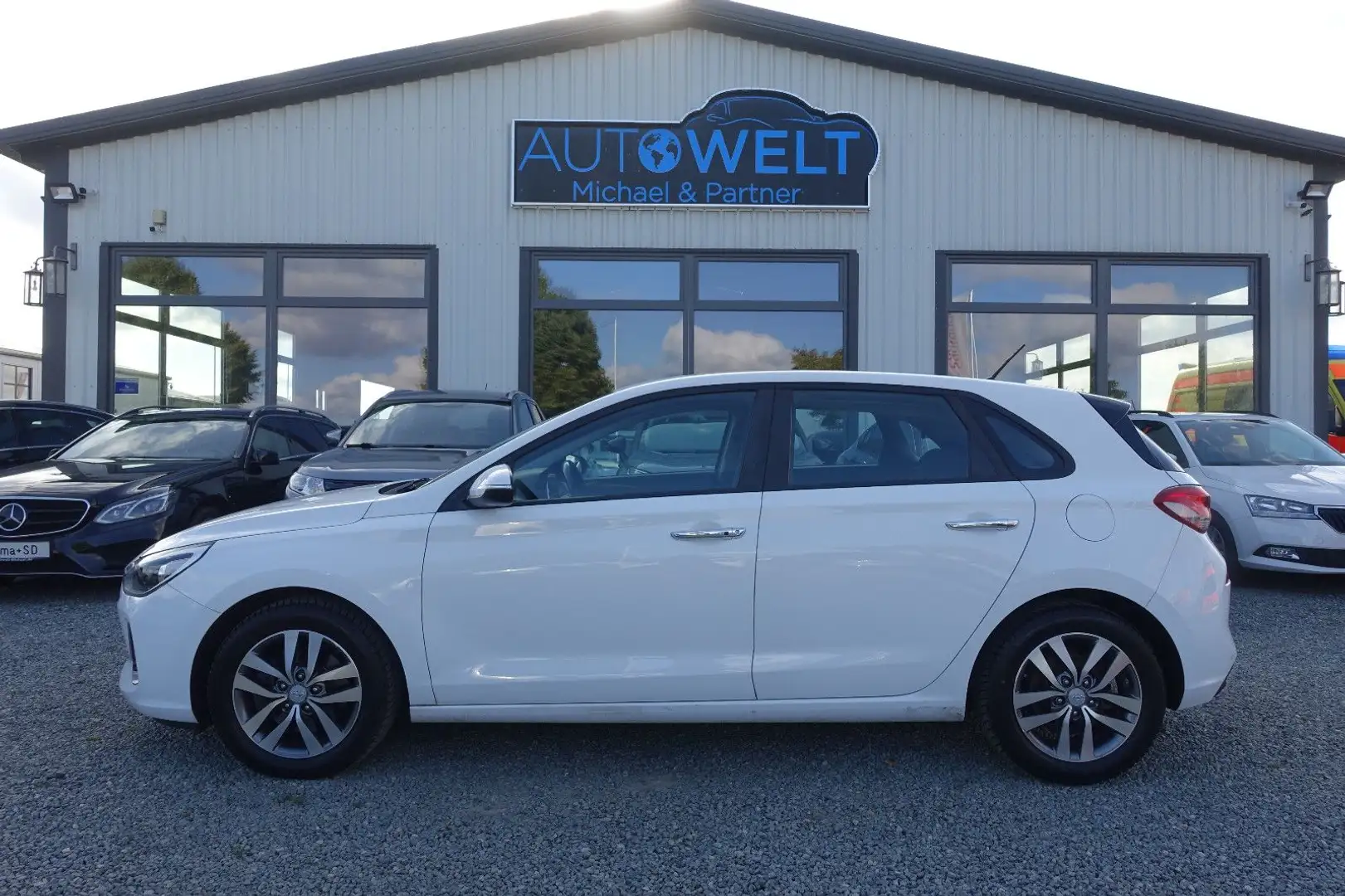 Hyundai i30 1.4 T KLIMAAUT SITZH PDC AHK Insp+TÜV NEU Weiß - 1