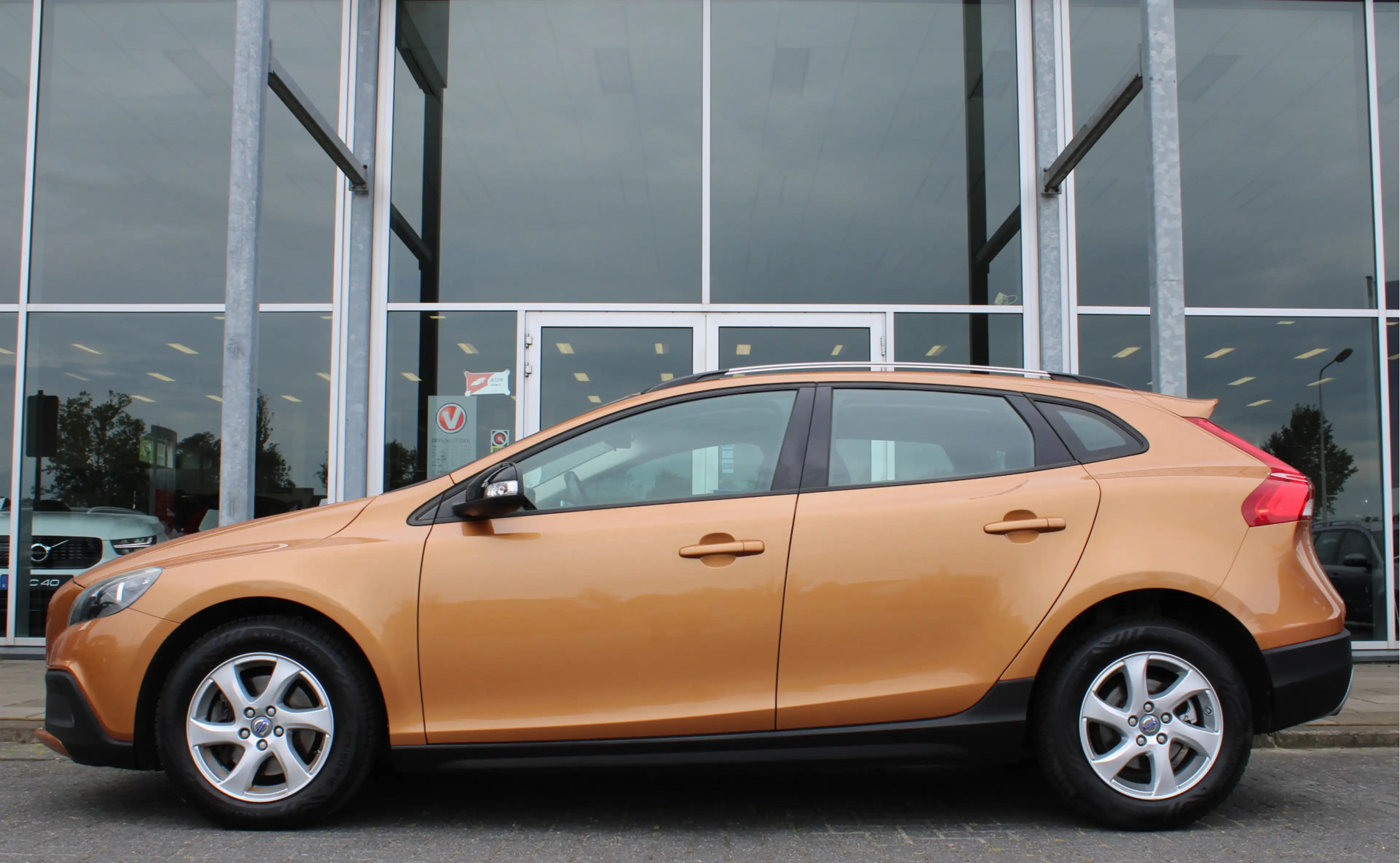Volvo V40 Cross Country T4 180PK Automaat Kinetic | Adapt. Cruise | BLIS | — photo 2