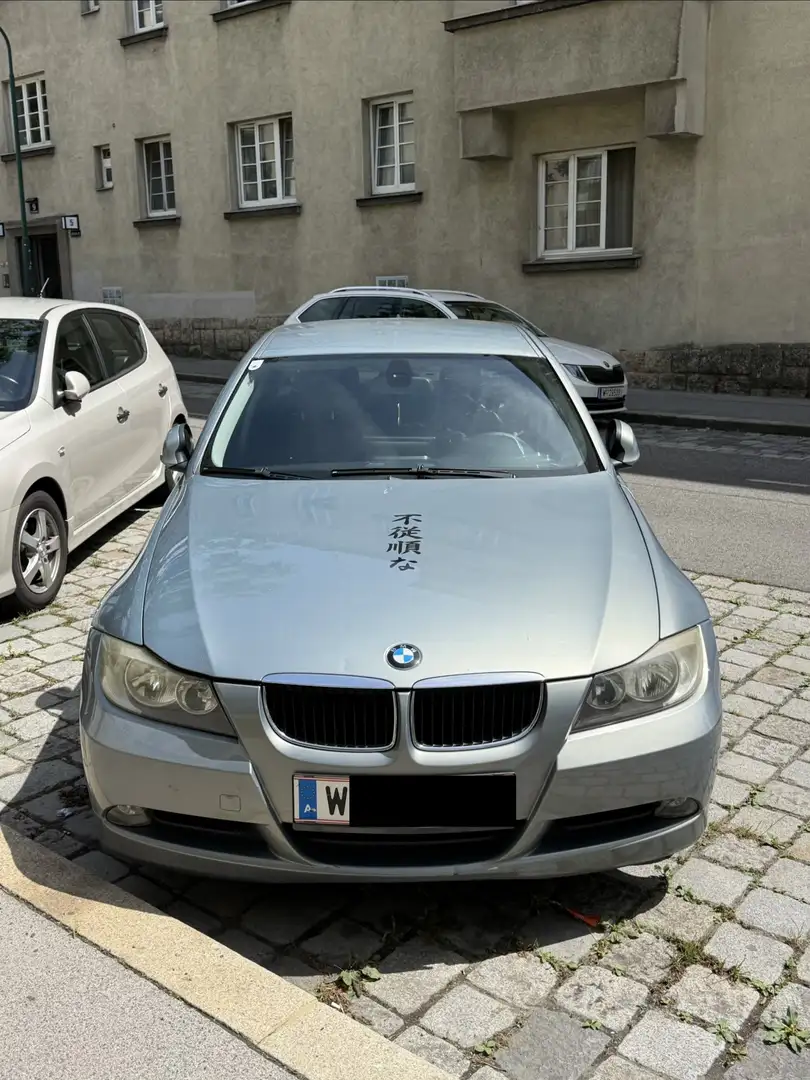 BMW 318 BMW 3er-Reihe BMW E90 318d N47 Limousine - 1