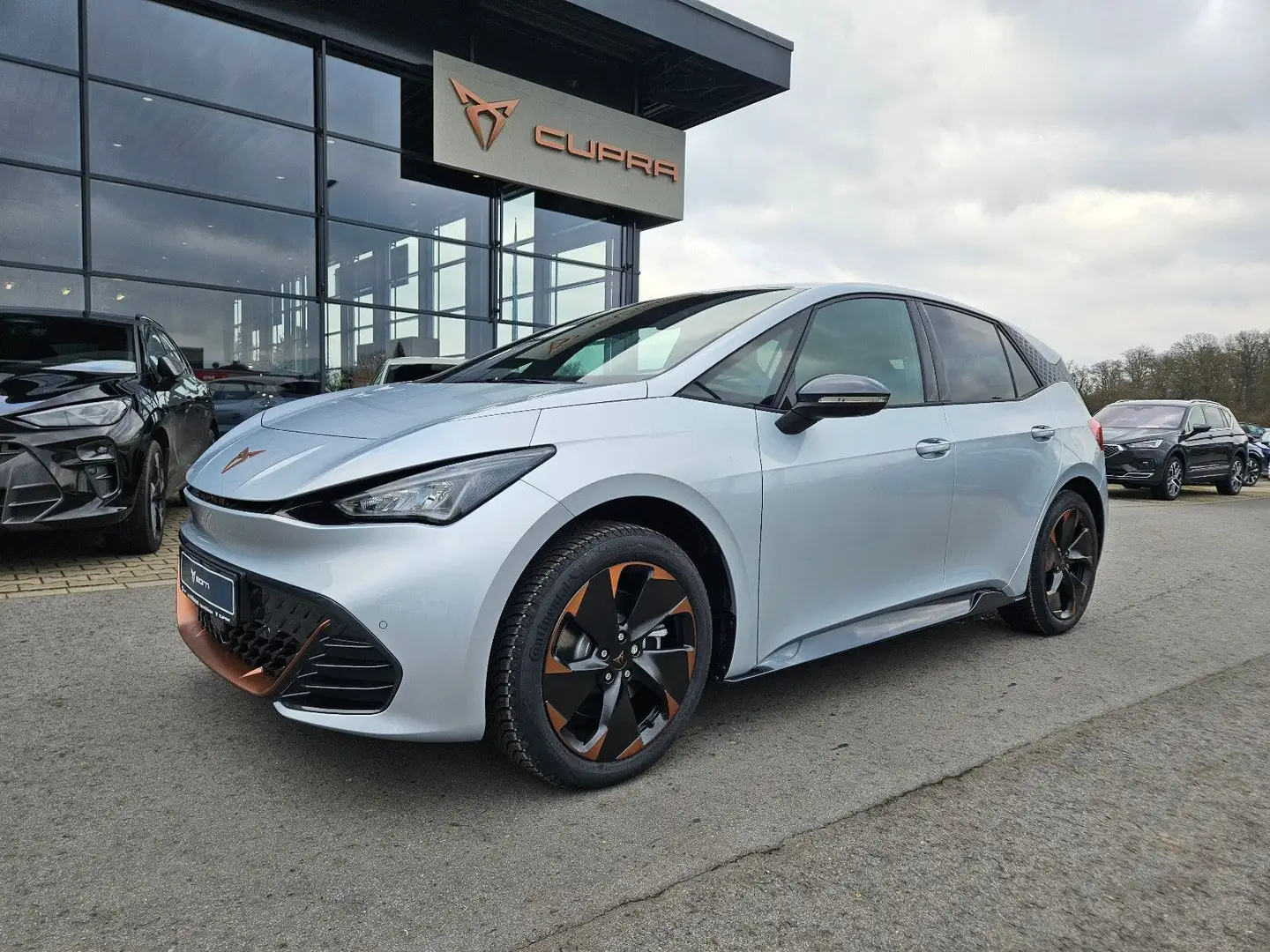 CUPRA Born Edition Dynamic *Pilot L* Ganzjahresreifen* Plateado - 2