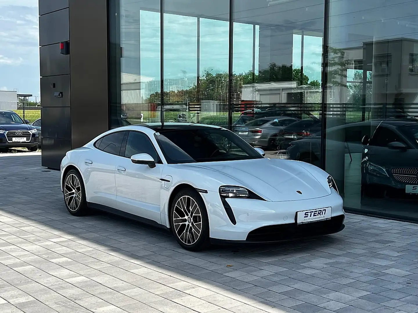 Porsche Taycan 93kWh *4+1*PANO*BEIFAHRER-DISPLAY*MEMORY* Weiß - 1