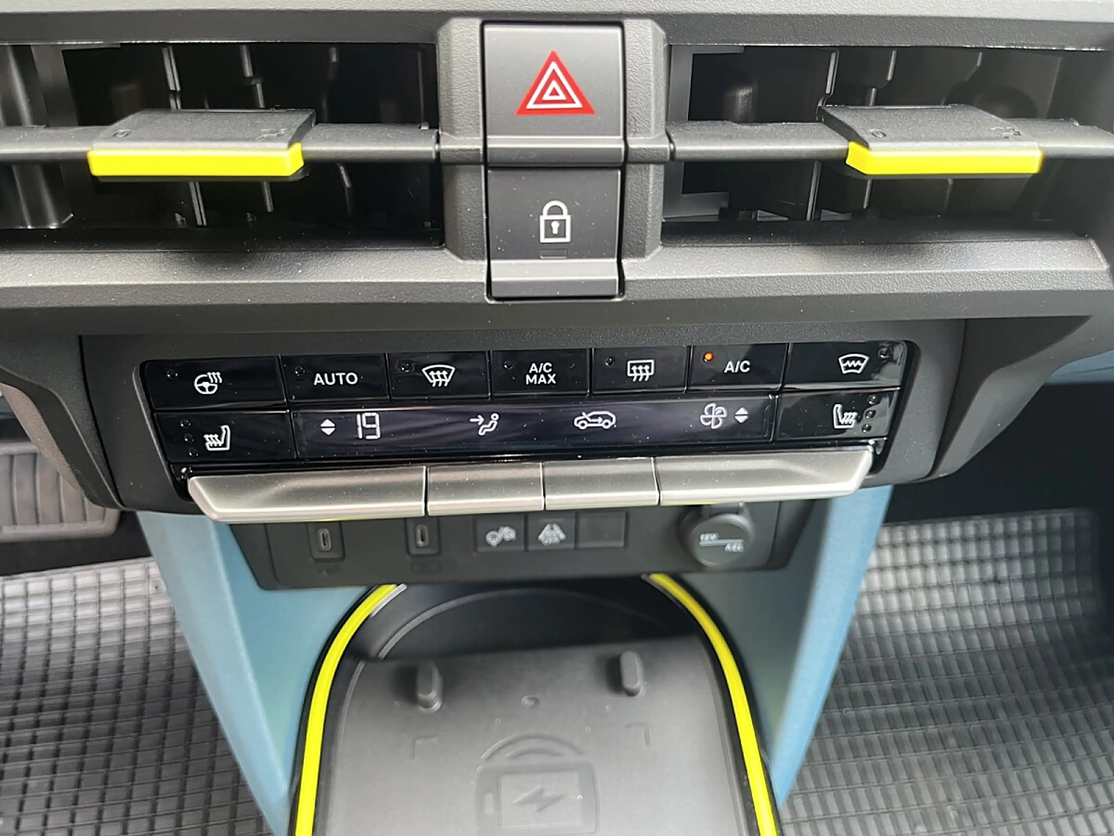 Fiat Grande Panda Hybrid mHEV 110 6-Gang eDCT La Prima € 20.893,60 — photo 8