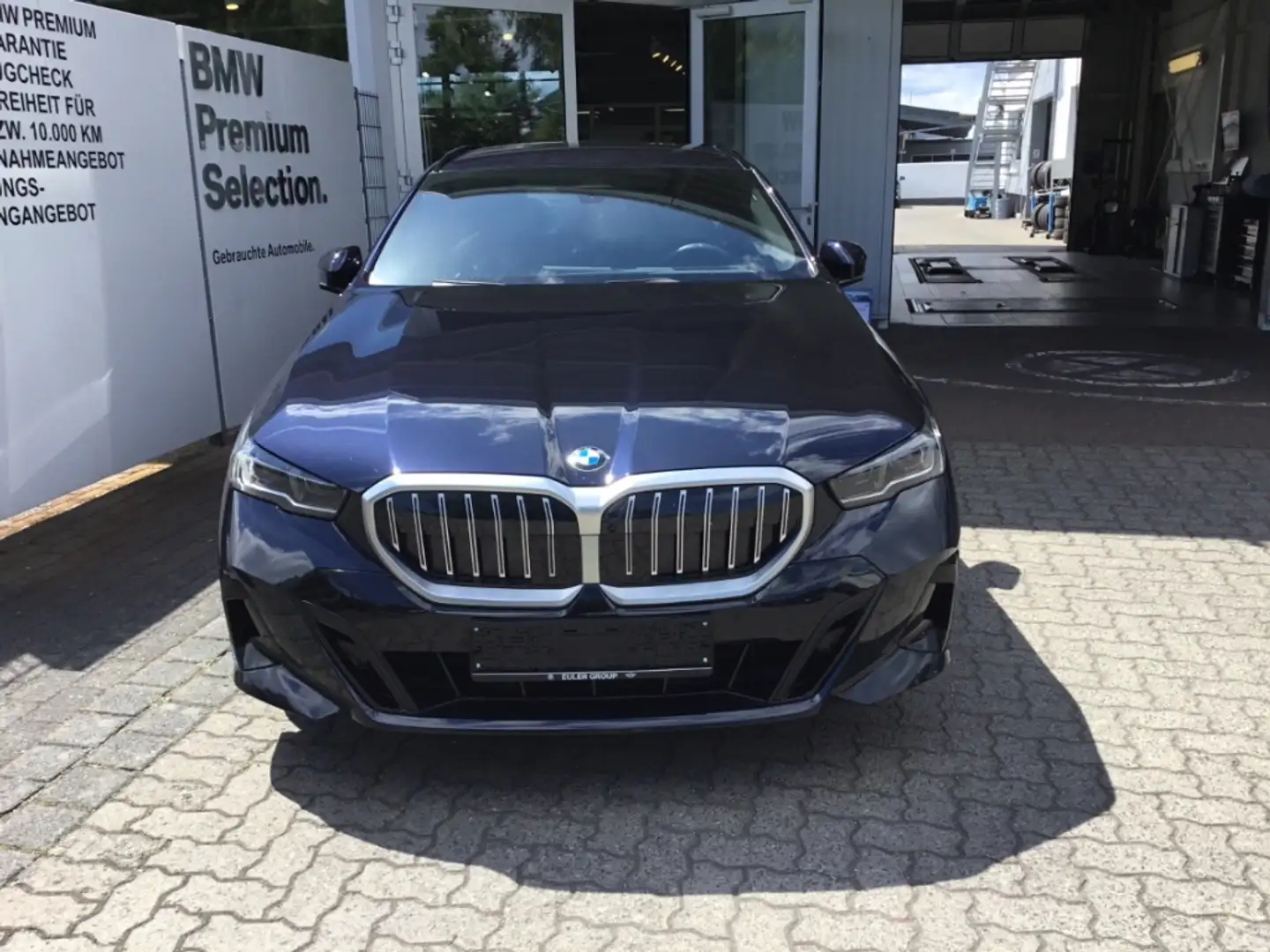 BMW 520 d Touring M Sport StandHZG AHK H/K Travel+Comf. PA Schwarz - 2