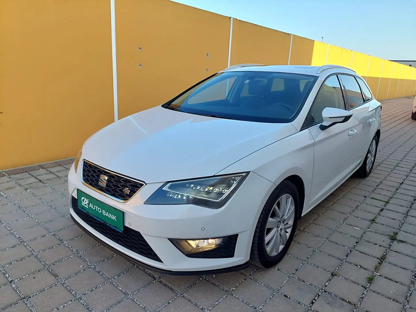 SEAT Leon ST FR 2,0 TDI CR 4Drive Finanzierung möglich Weiß - 1