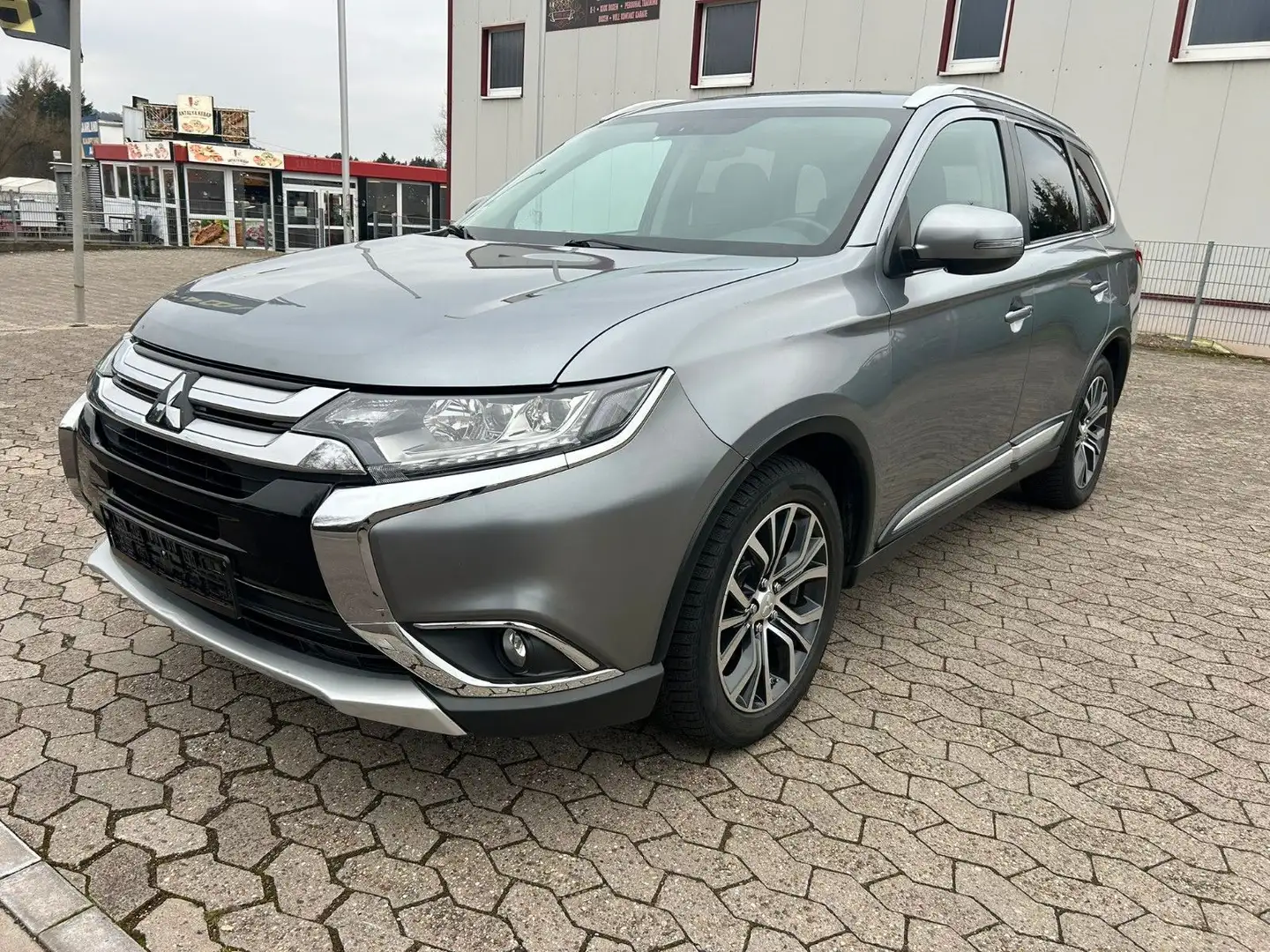 Mitsubishi Outlander Top 4WD AUT+7 SITZE+KAMERA+TEMP+XEN Grau - 1