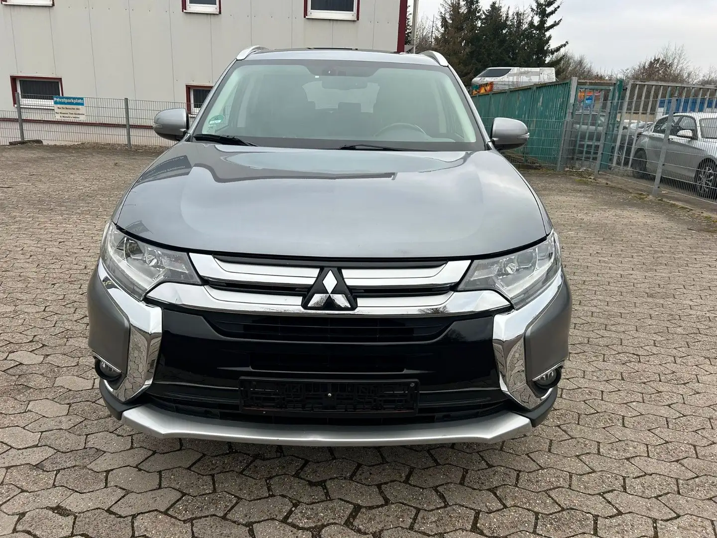 Mitsubishi Outlander Top 4WD AUT+7 SITZE+KAMERA+TEMP+XEN Grau - 2