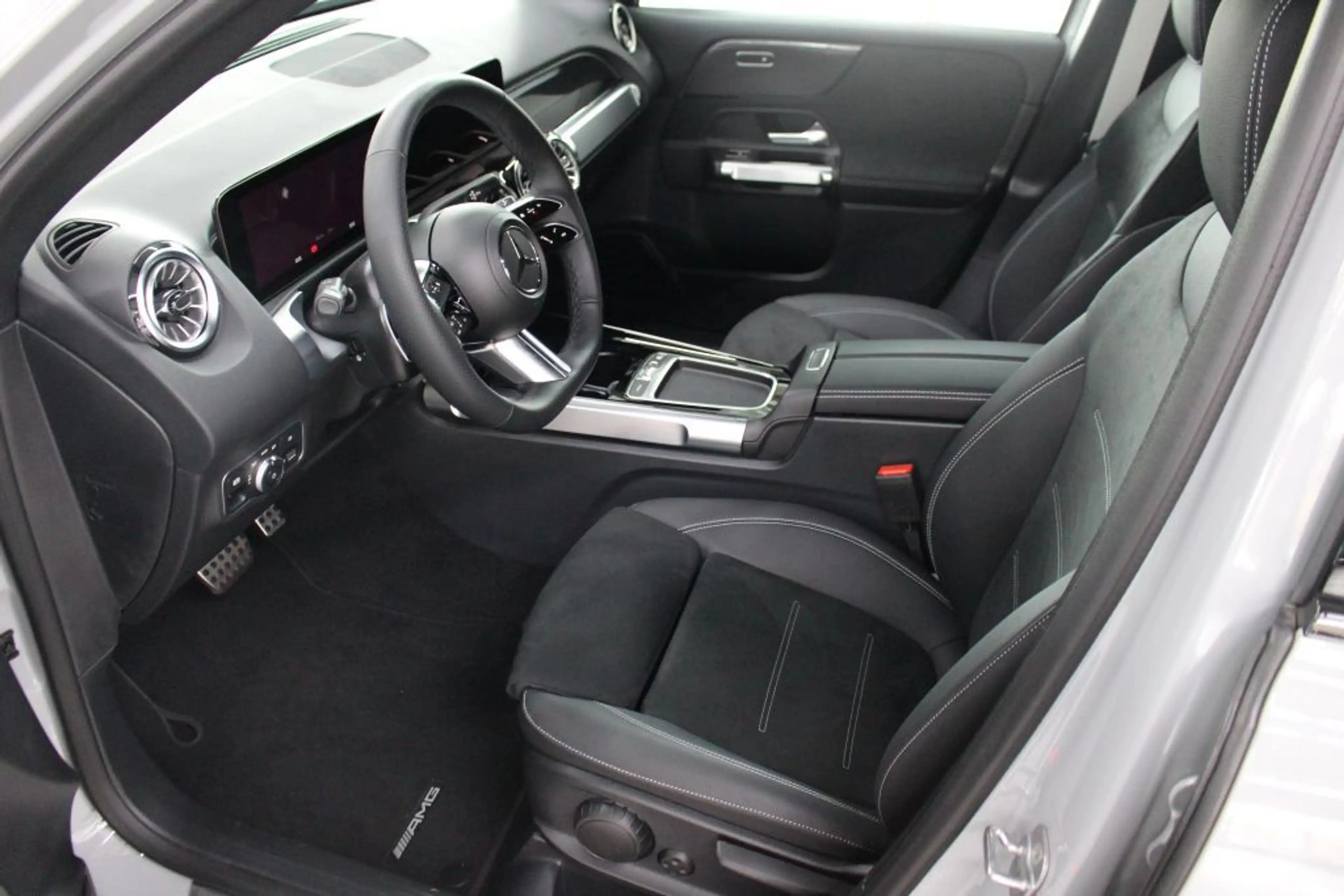 Mercedes-Benz GLB 200 d 4M AMG NIGHT 360 Kamera MULTIBEAM AHK — photo 5
