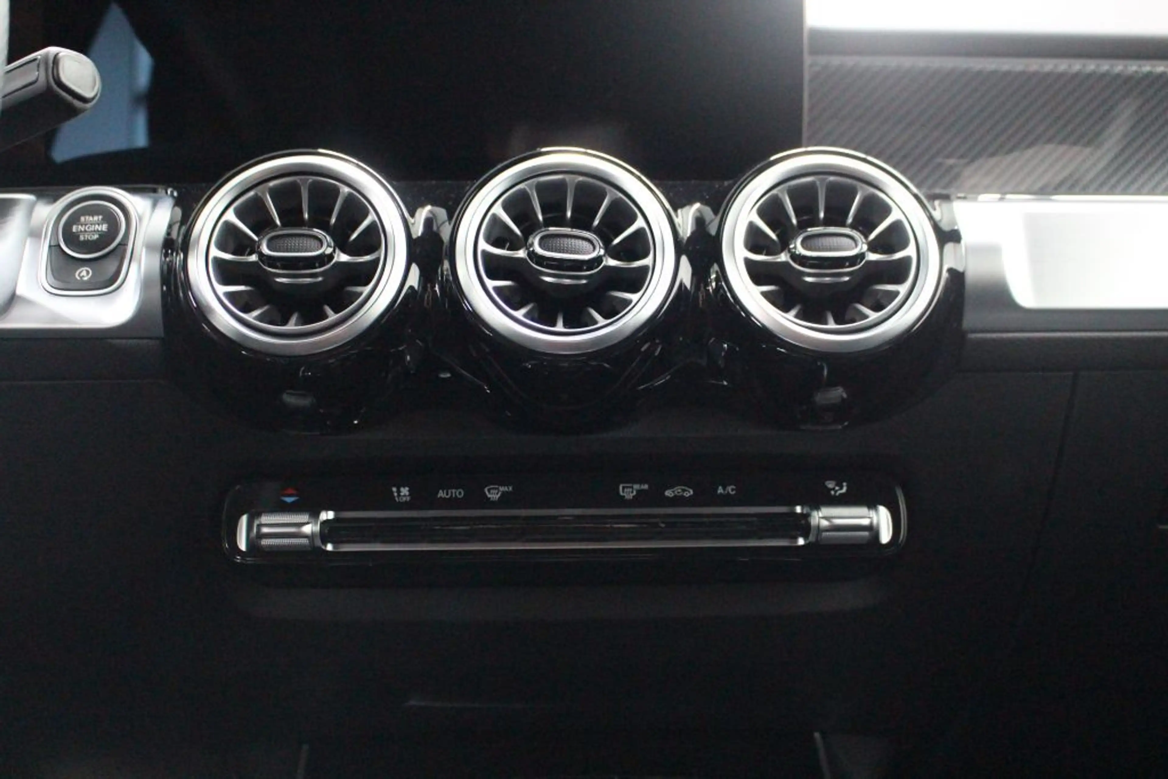Mercedes-Benz GLB 200 d 4M AMG NIGHT 360 Kamera MULTIBEAM AHK — photo 13