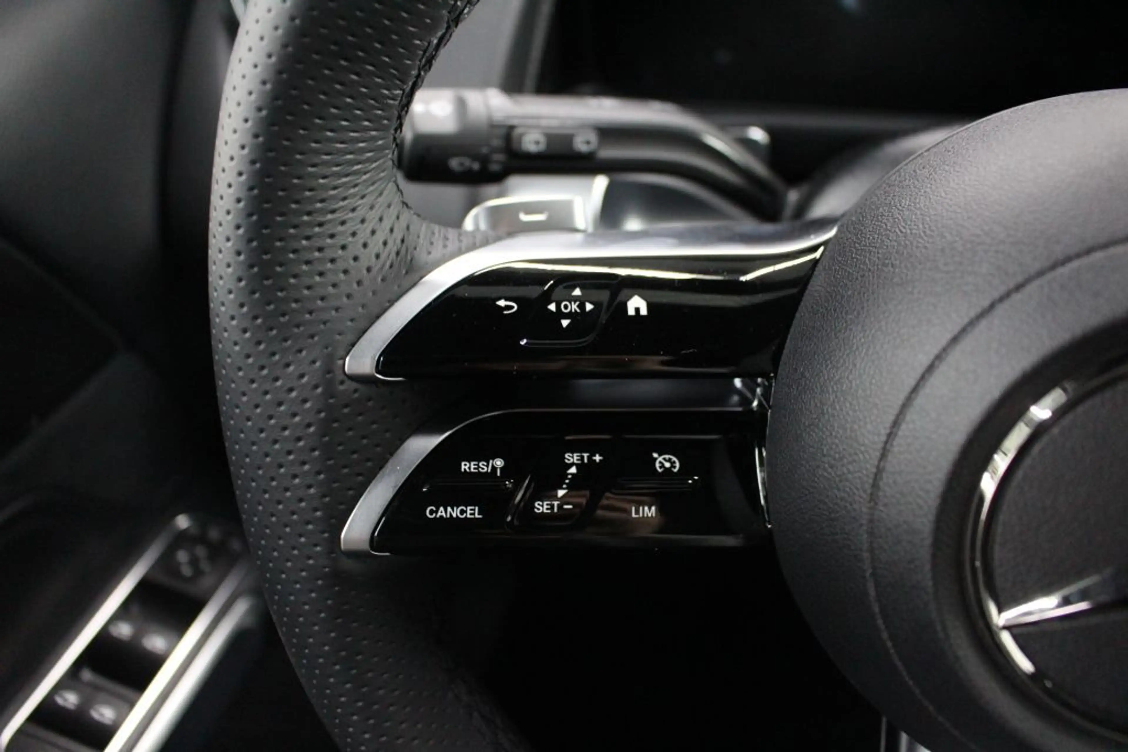 Mercedes-Benz GLB 200 d 4M AMG NIGHT 360 Kamera MULTIBEAM AHK — photo 11