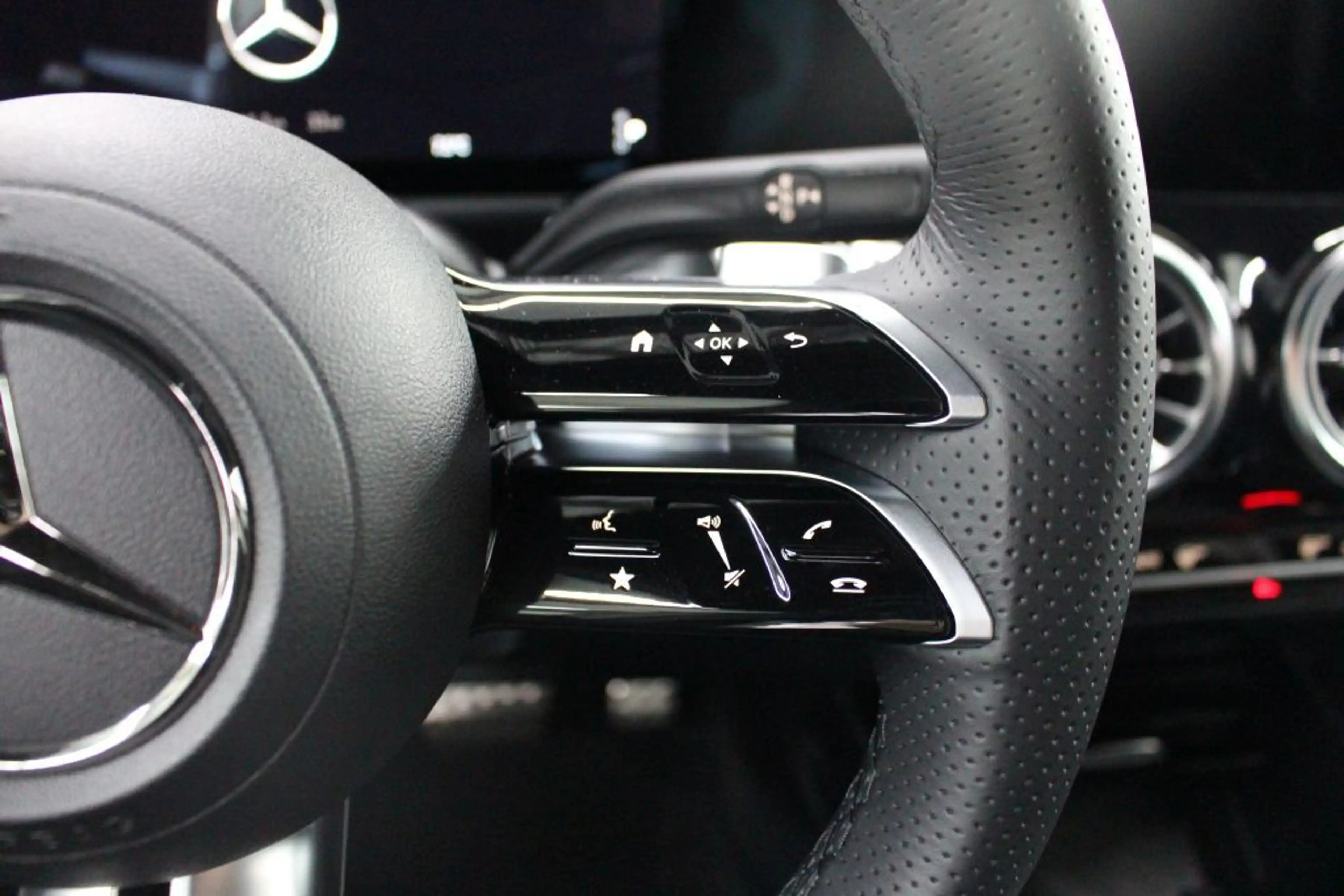 Mercedes-Benz GLB 200 d 4M AMG NIGHT 360 Kamera MULTIBEAM AHK — photo 10