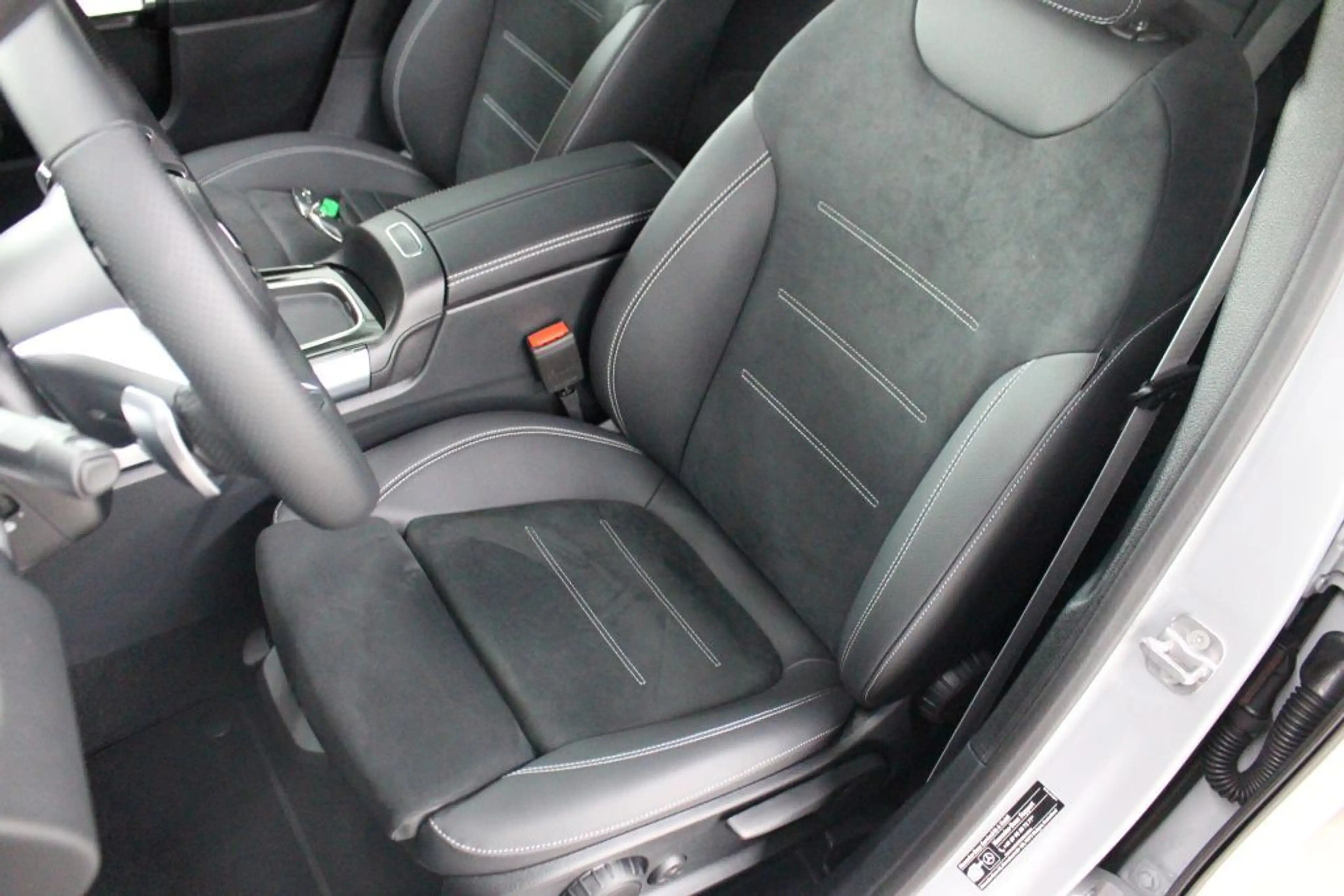 Mercedes-Benz GLB 200 d 4M AMG NIGHT 360 Kamera MULTIBEAM AHK — photo 6