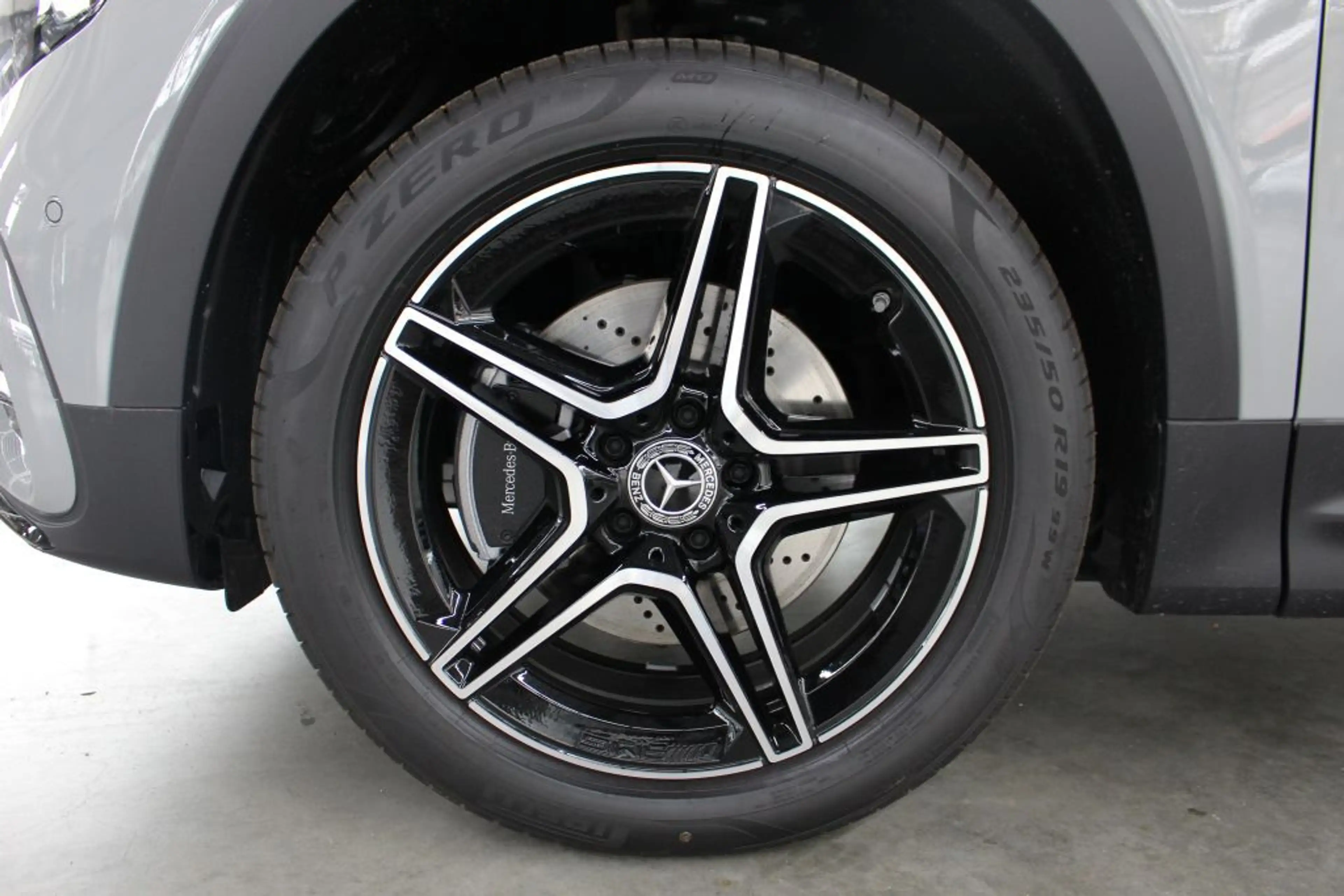 Mercedes-Benz GLB 200 d 4M AMG NIGHT 360 Kamera MULTIBEAM AHK — photo 4