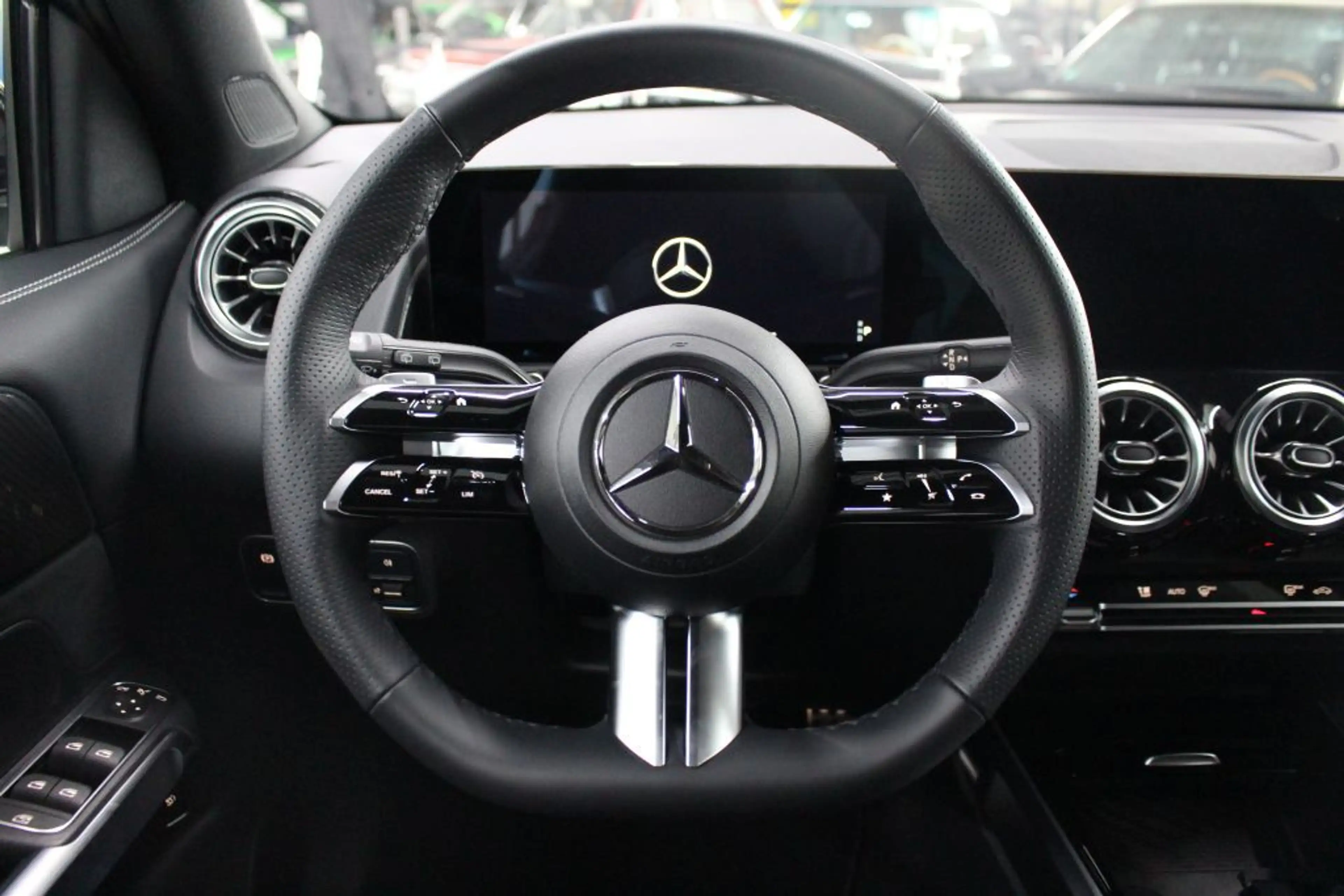 Mercedes-Benz GLB 200 d 4M AMG NIGHT 360 Kamera MULTIBEAM AHK — photo 9