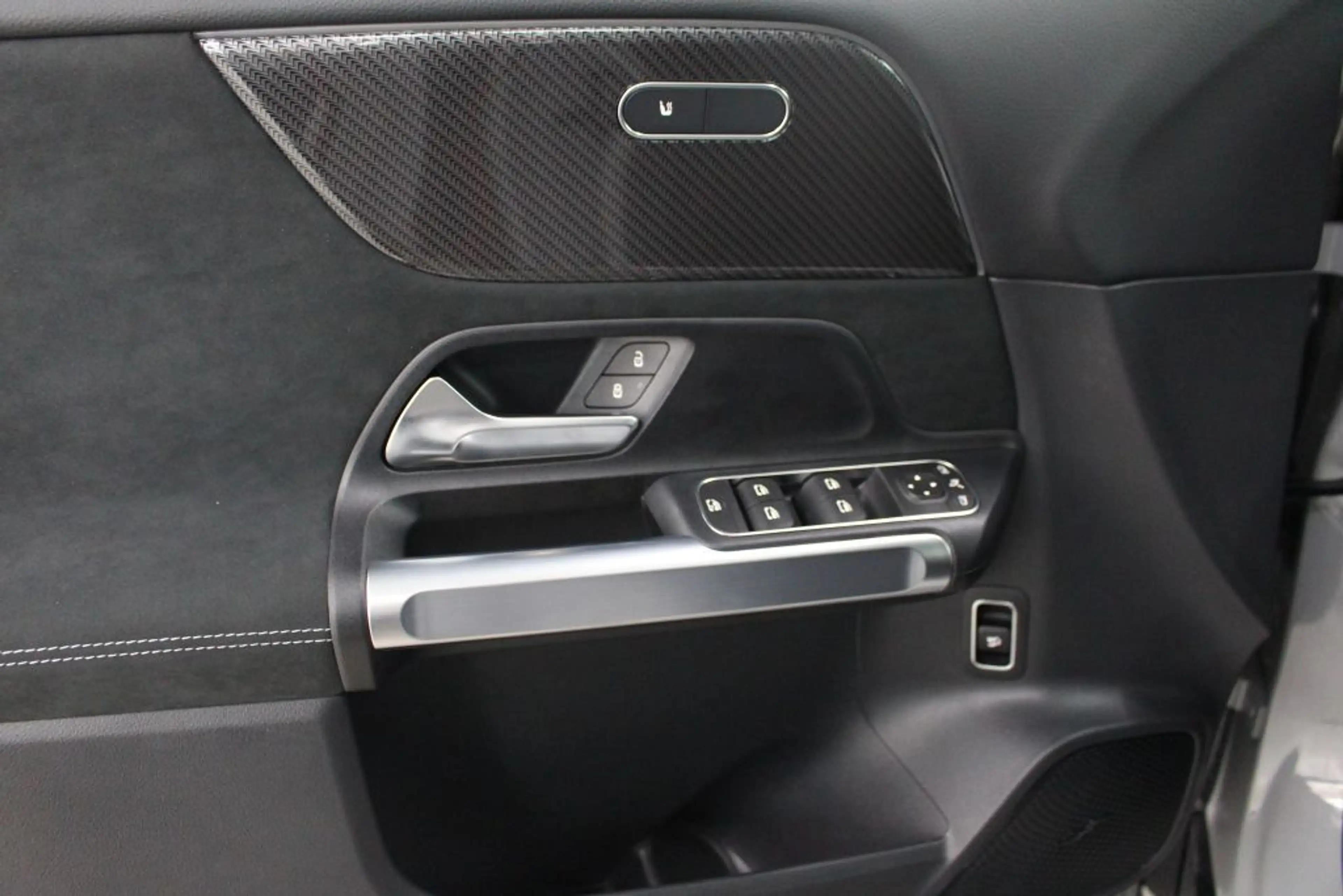 Mercedes-Benz GLB 200 d 4M AMG NIGHT 360 Kamera MULTIBEAM AHK — photo 7