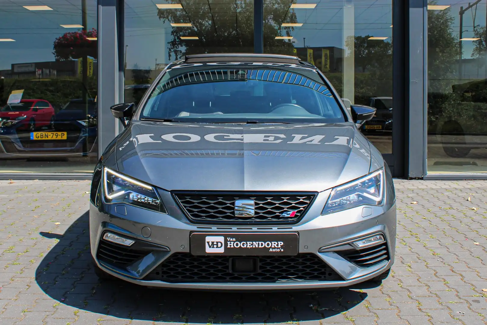 SEAT Leon ST 2.0 TSI CUPRA BLACK PANO LED NAVI VIRTUAL CAMER Grijs - 2
