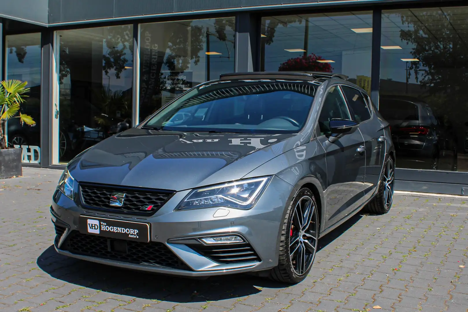 SEAT Leon ST 2.0 TSI CUPRA BLACK PANO LED NAVI VIRTUAL CAMER Grijs - 1