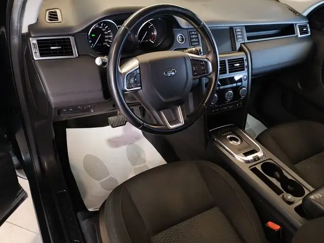Land Rover Discovery Sport view 8