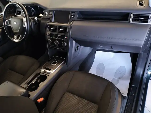 Land Rover Discovery Sport view 14