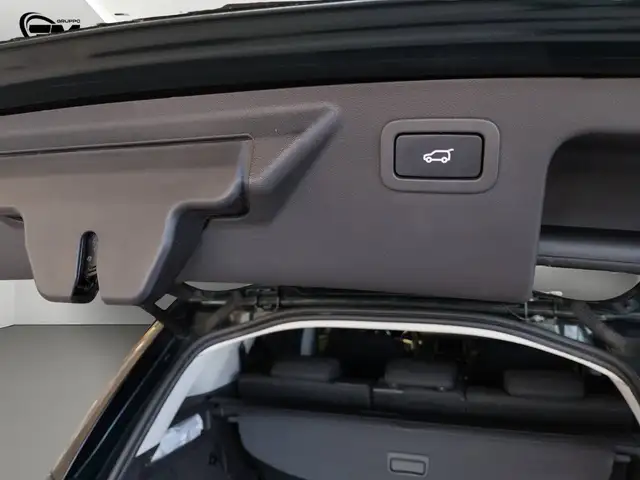 Land Rover Discovery Sport view 12